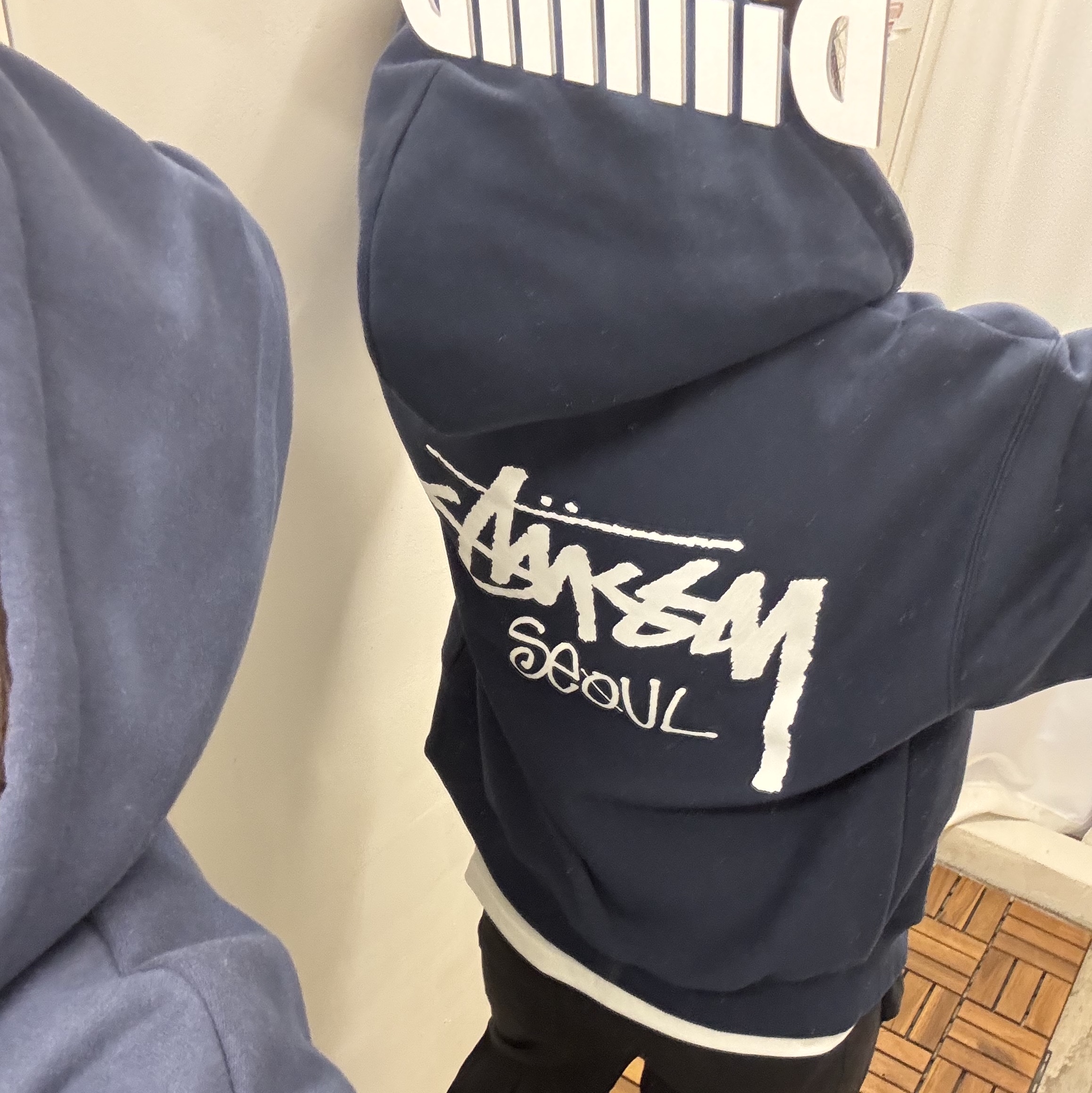 Stussy Swirly S Chain Sterling Silver, Stussy World Tour T-Shirt Navy 2024,2025 착용 스타일 - 3