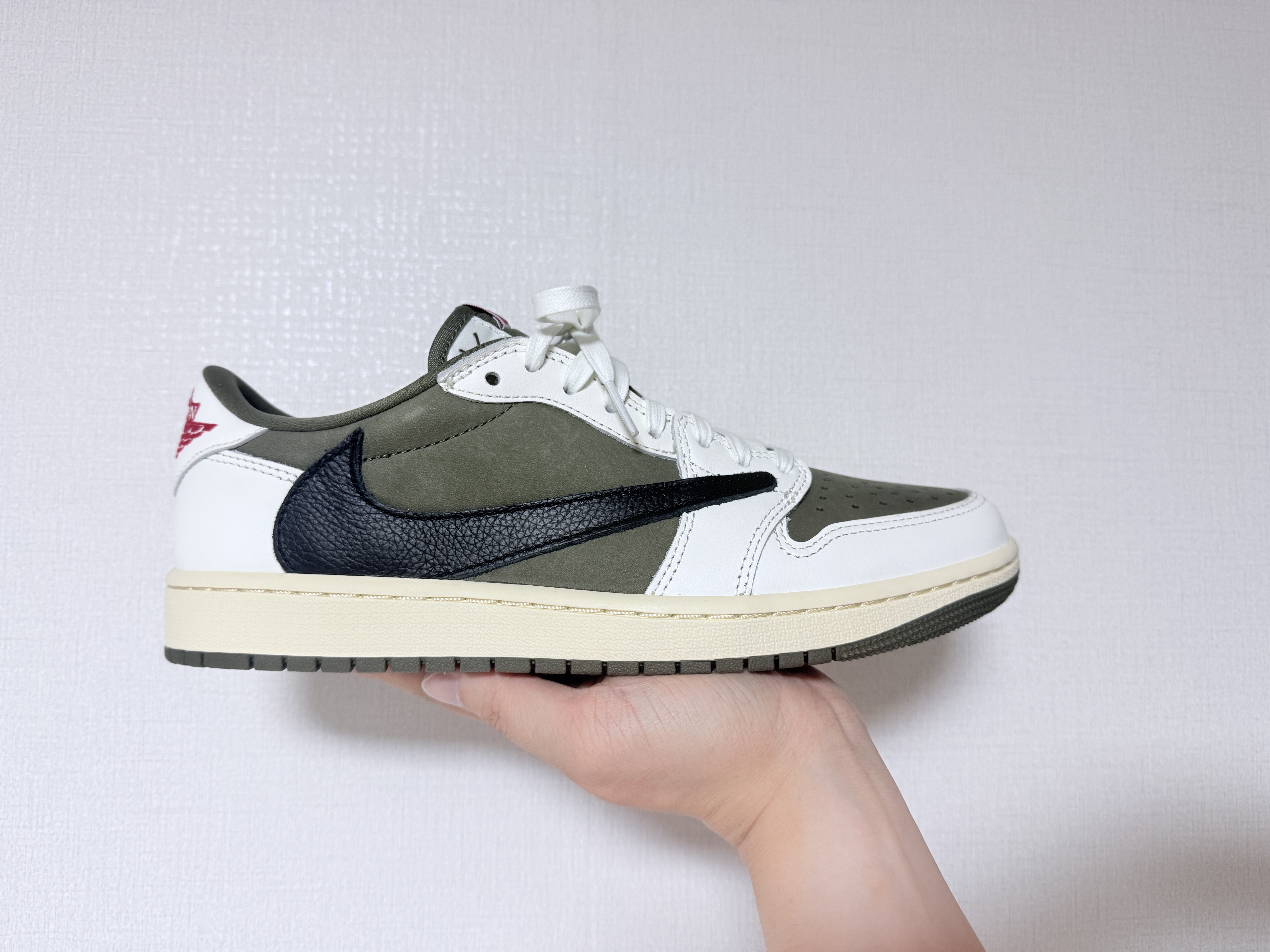 Jordan 1 x Travis Scott Retro Low OG SP Reverse Olive 착용 스타일 - 2