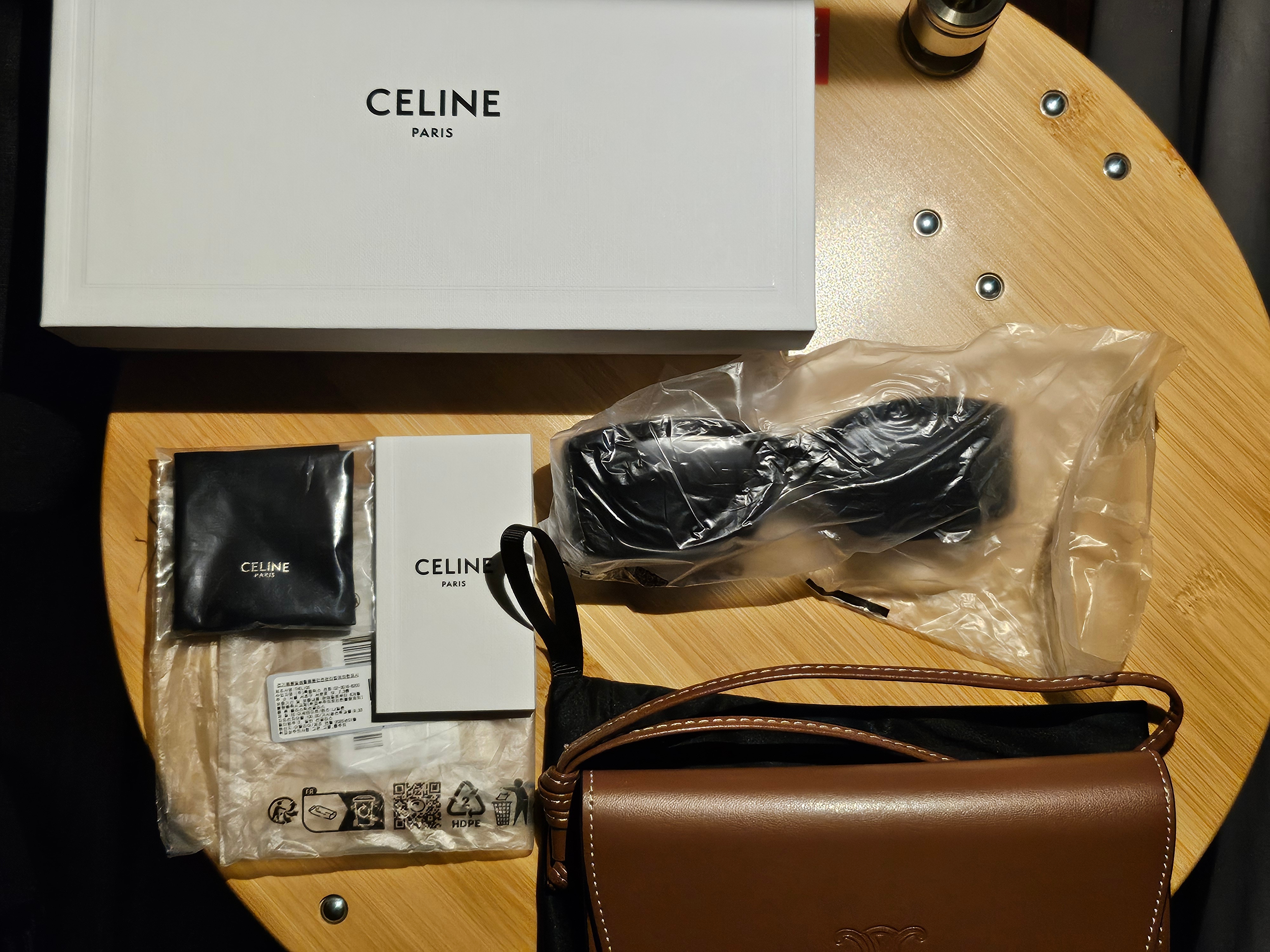 (W) Celine Triomphe XL 01 Sunglasses in Acetate Black 착용 스타일 - 2