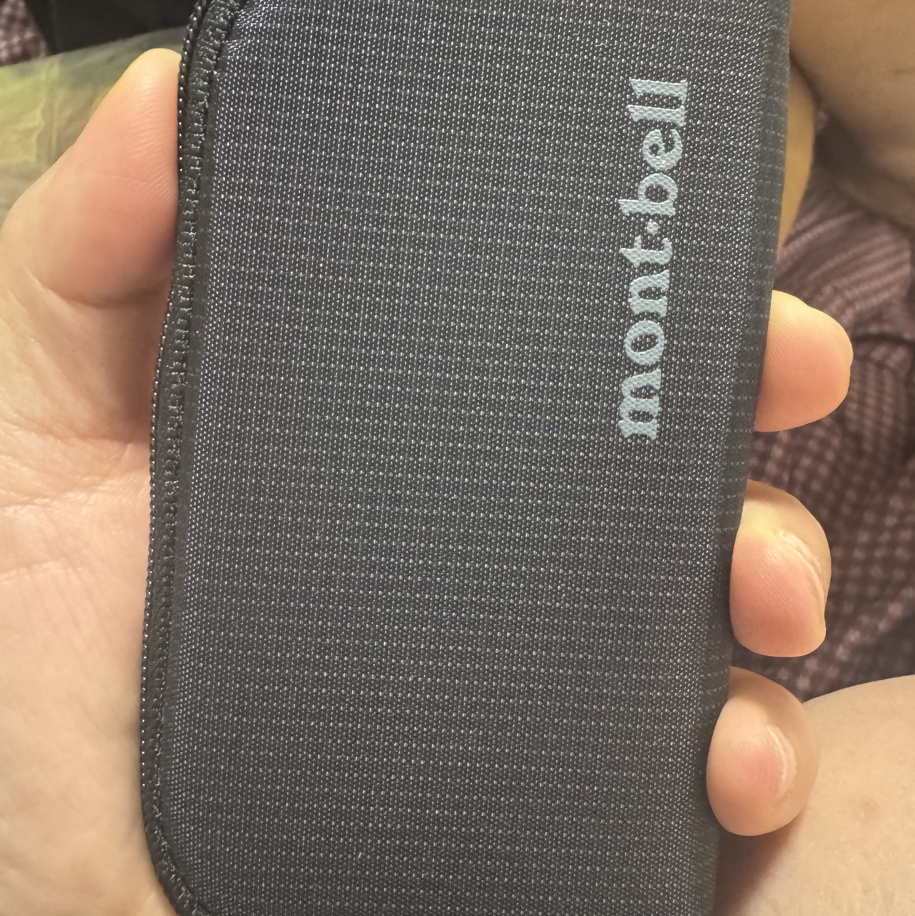 Montbell Mini Zip Wallet Black 착용 스타일