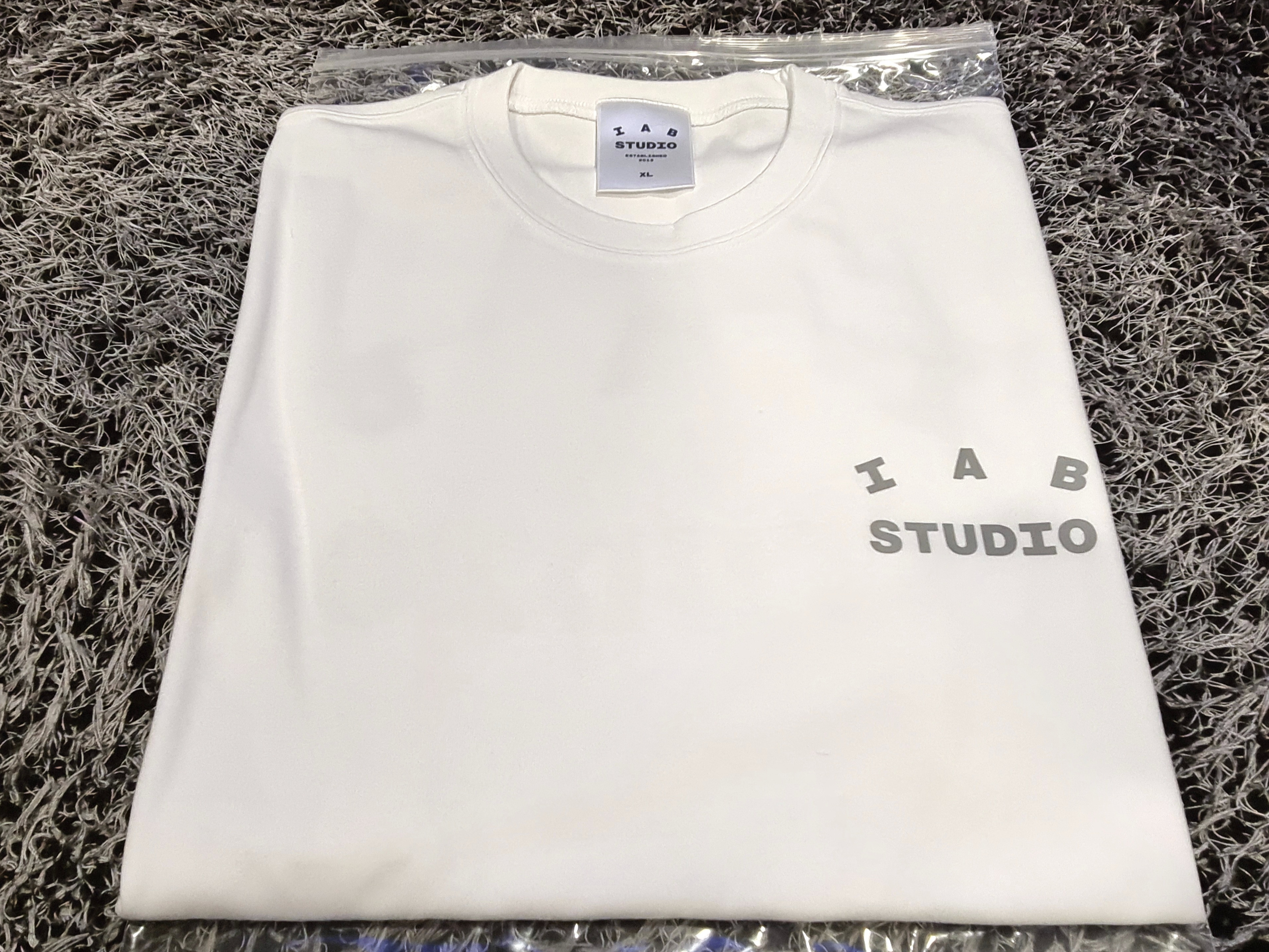 IAB Studio T-Shirt White Gray, Supreme x 40 Acres Spikes T-Shirt Light Olive - 25SS 착용 스타일 - 2