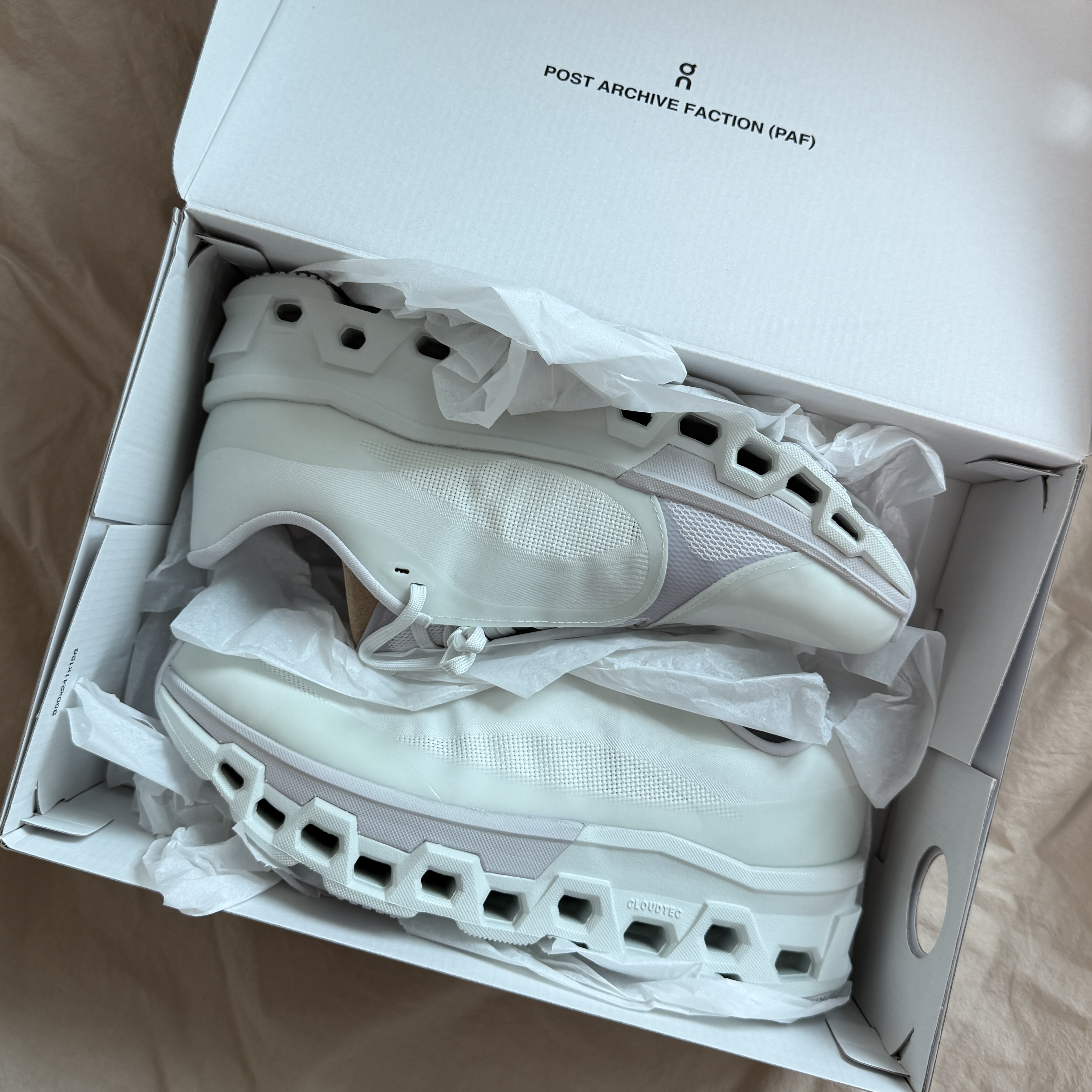 On Running x Post Archive Faction (Paf) Cloudmonster 2 Vapor Frost 착용 스타일 - 3