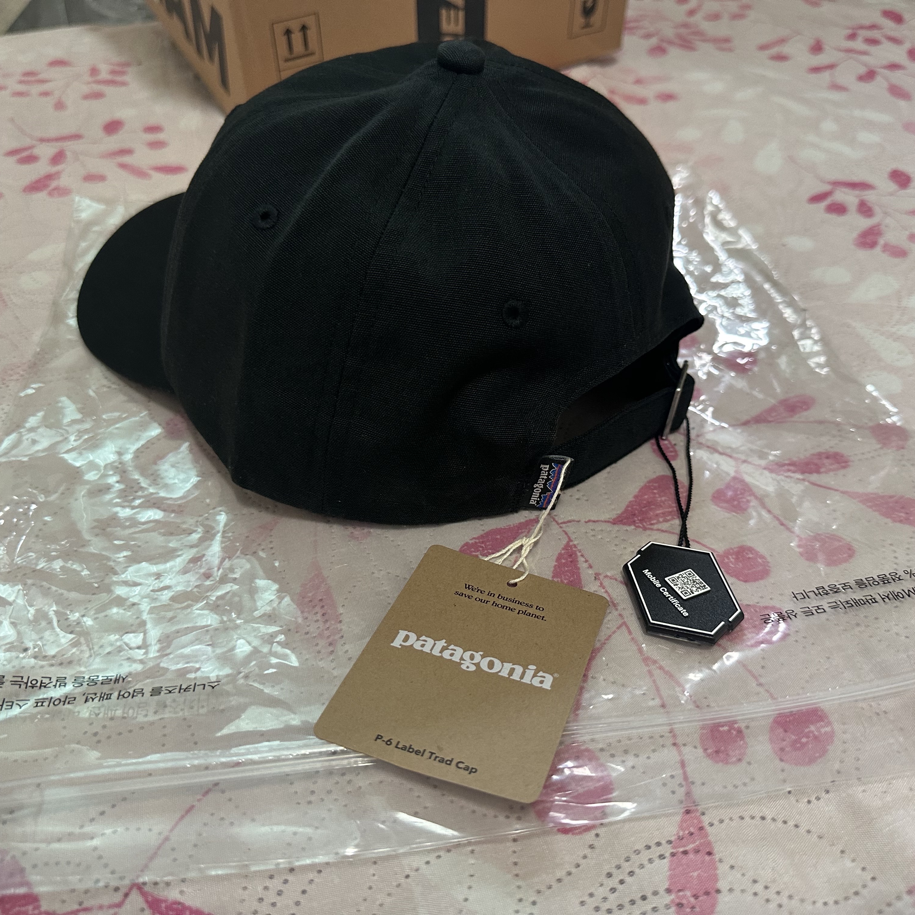 Patagonia P-6 Label Trad Cap Black 착용 스타일 - 2
