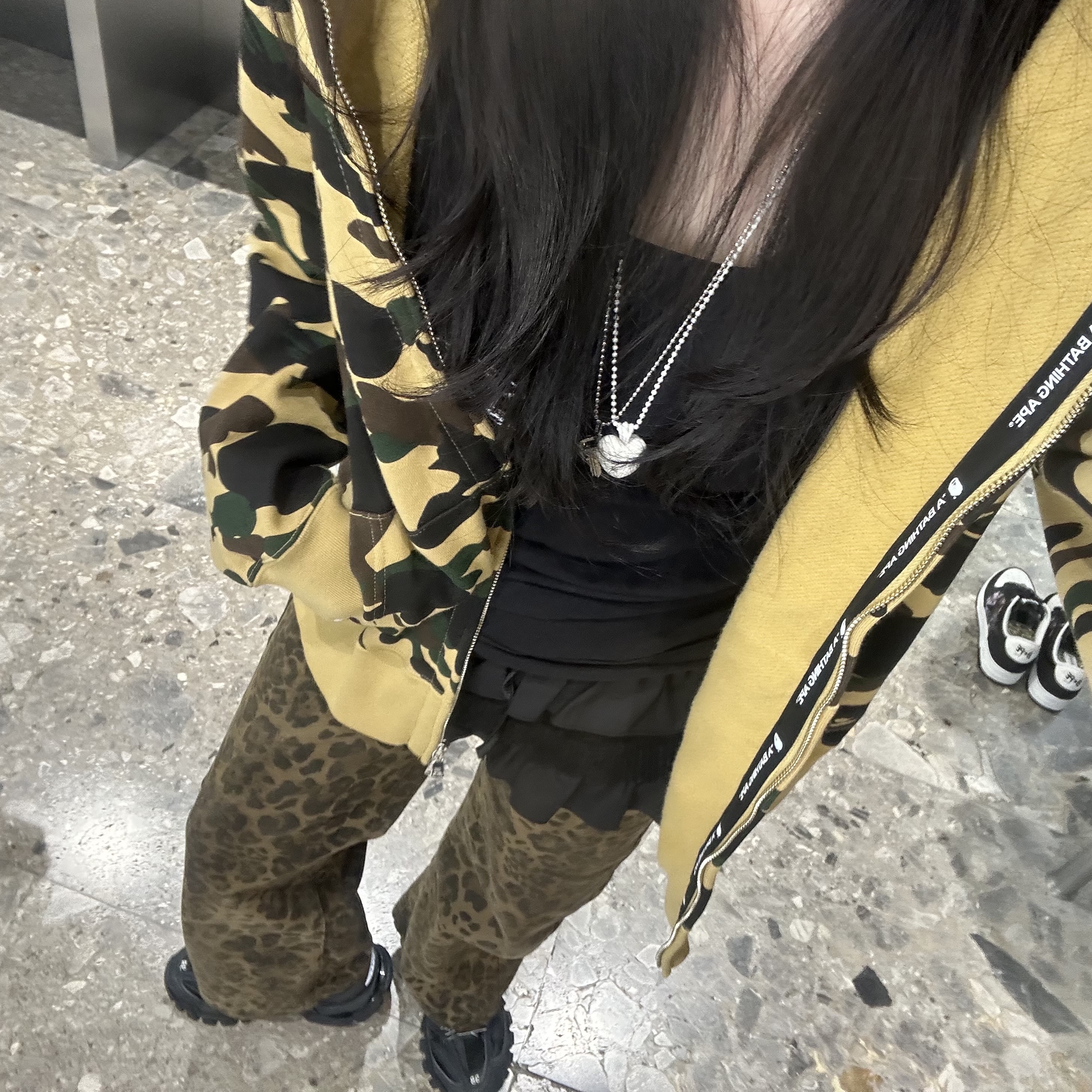 BAPE 1st Camo Shark Full Zip Hoodie Yellow, Chrome Hearts Horseshoe Tank Top Black 착용 스타일 - 2