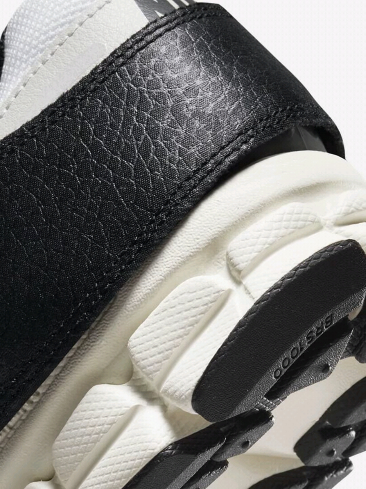 (W) Nike Zoom Vomero 5 Wolf Grey and Black 착용 스타일 - 5