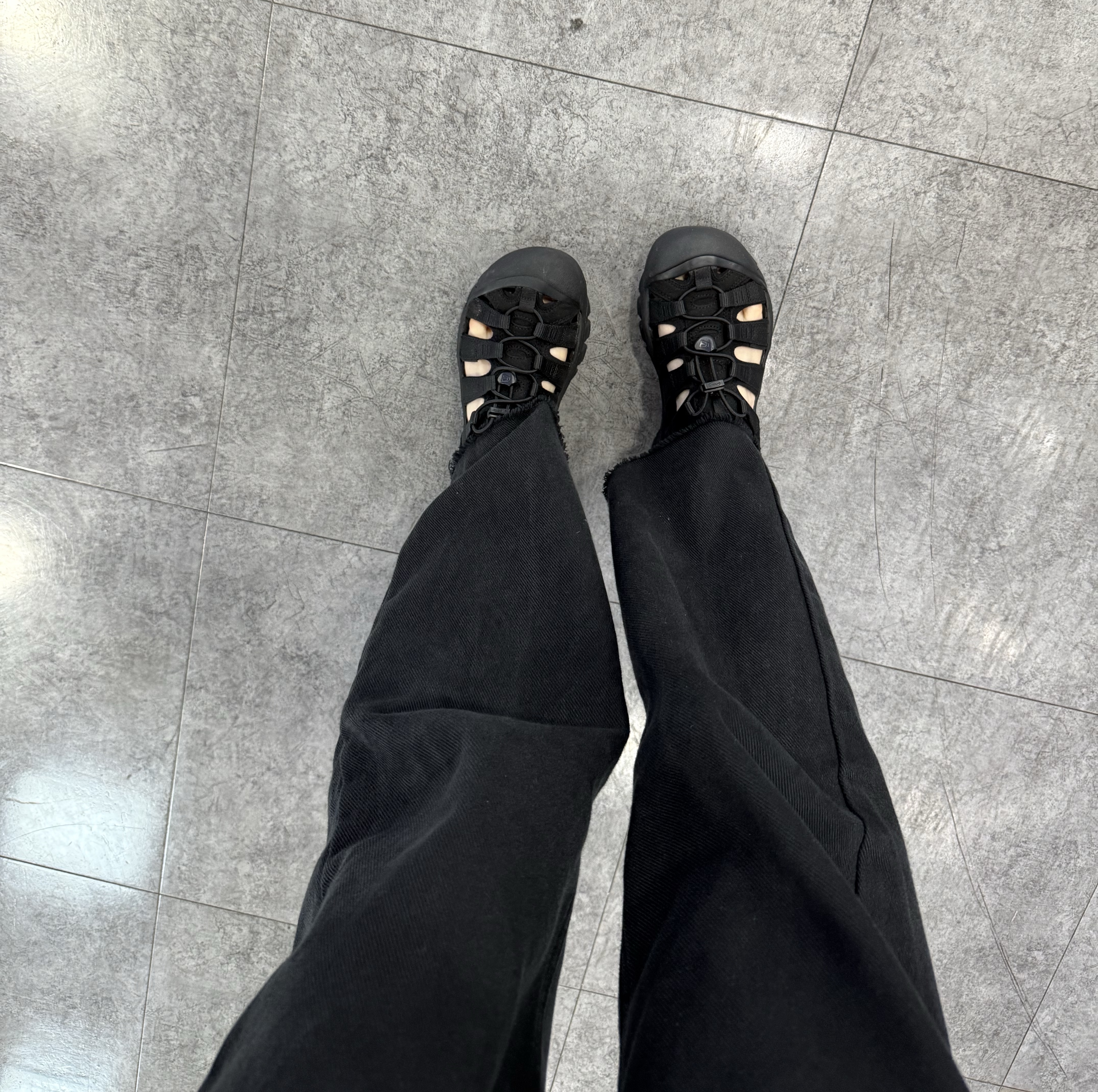 (W) Keen Newport H2 Triple Black 착용 스타일