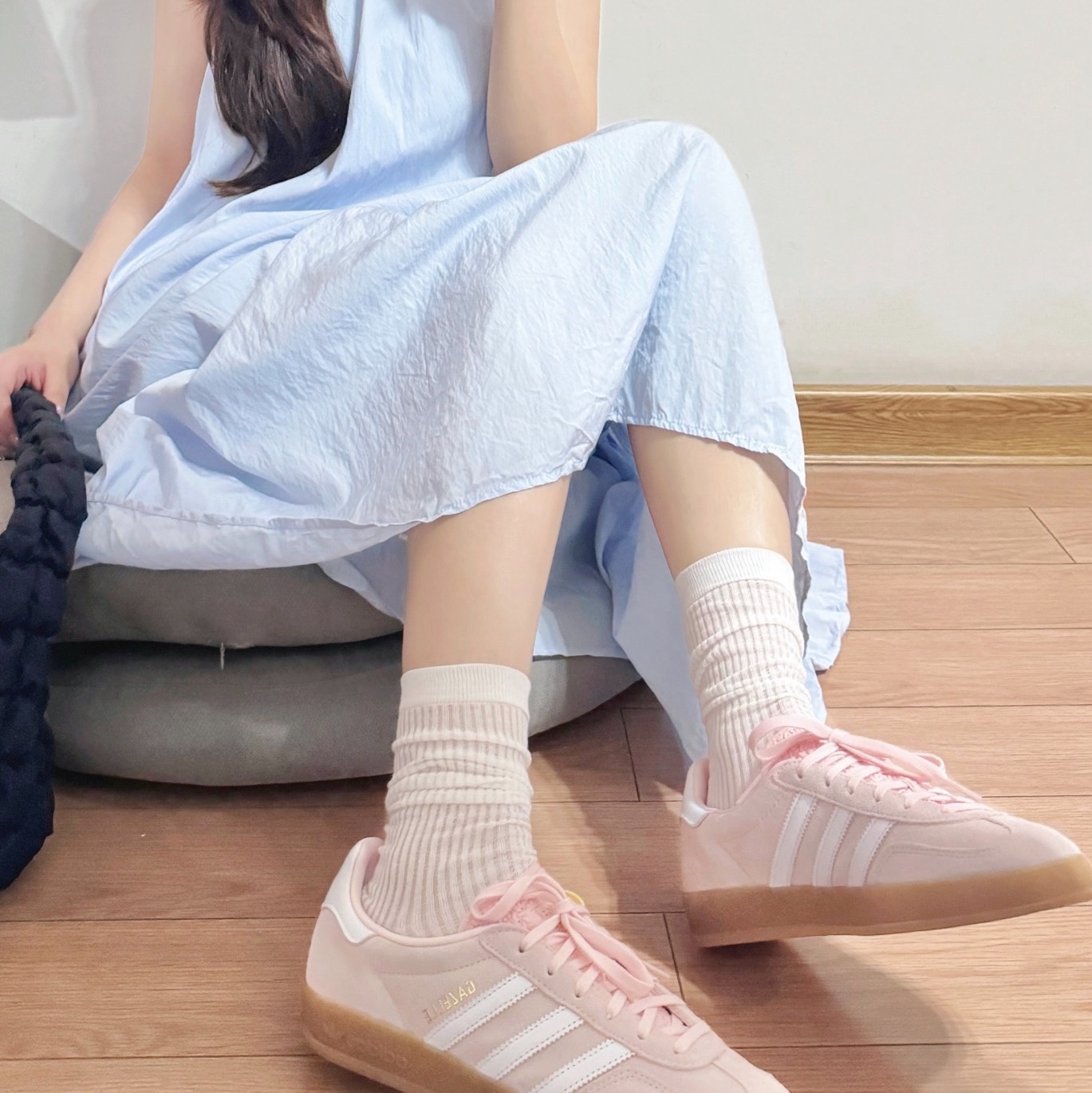 (W) Adidas Gazelle Indoor Sandy Pink Cloud White, COS Quilted Messenger Bag Black 착용 스타일 - 1