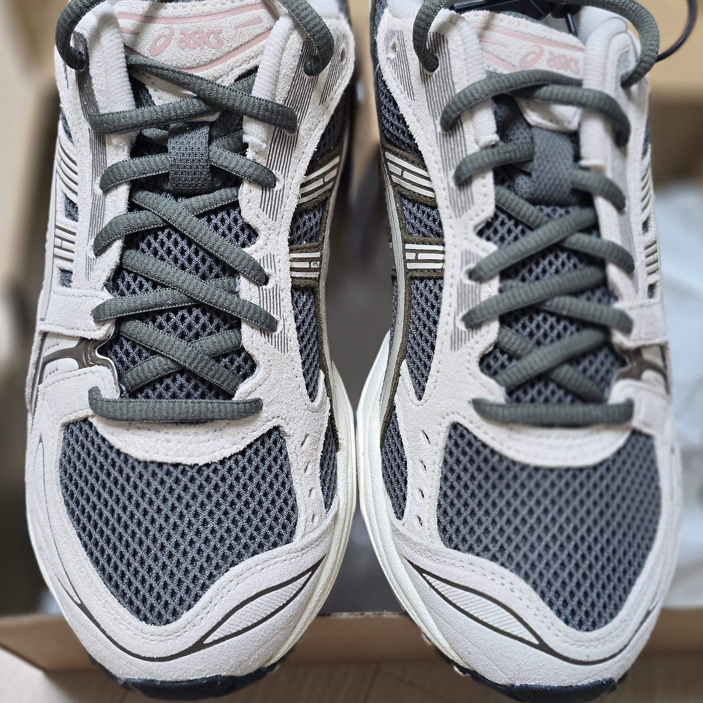 Asics Gel-Kayano 14 Truffle Grey Oatmeal 착용 스타일 - 2