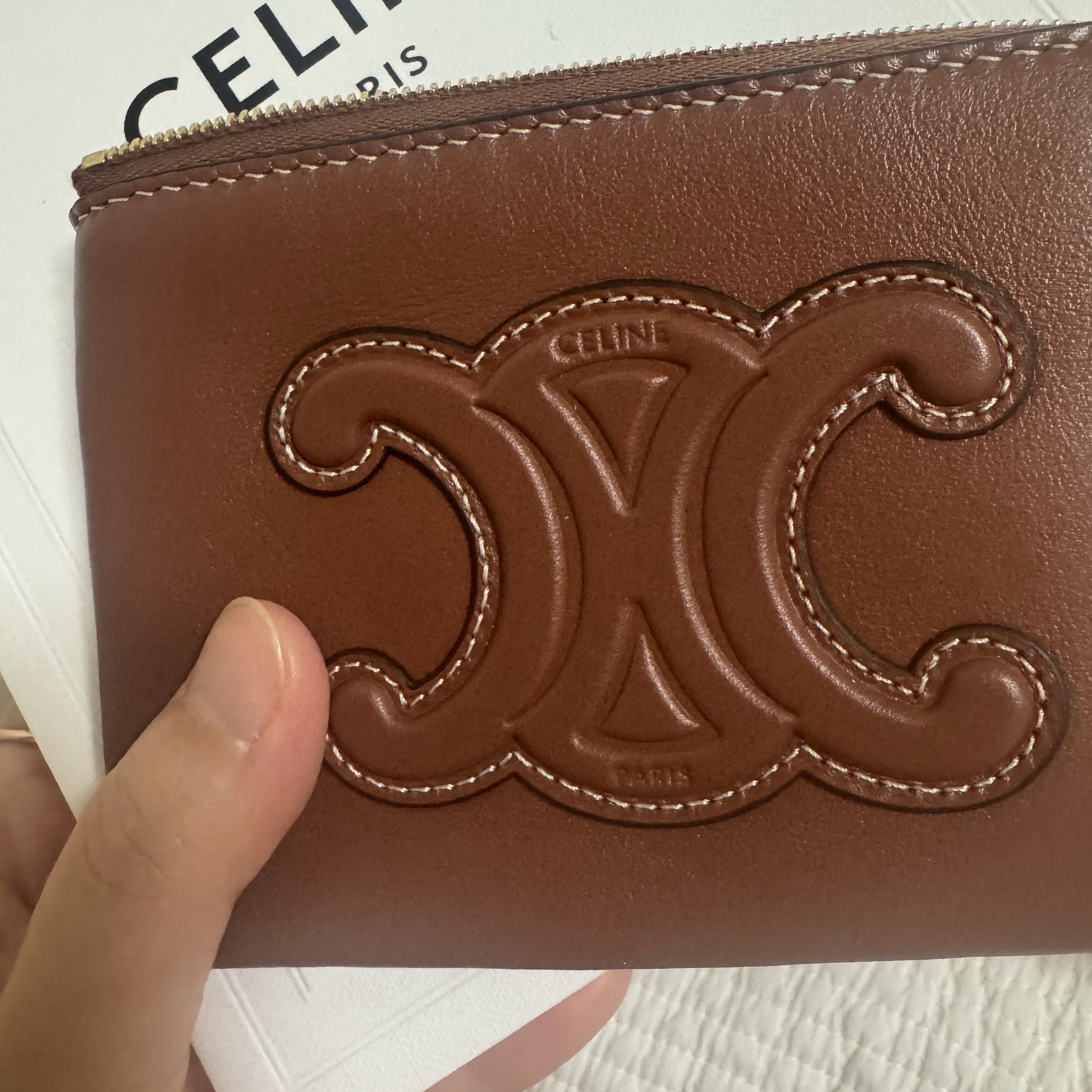 Celine Coin & Card Pouch Triomphe In Smooth Calfskin Tan 착용 스타일