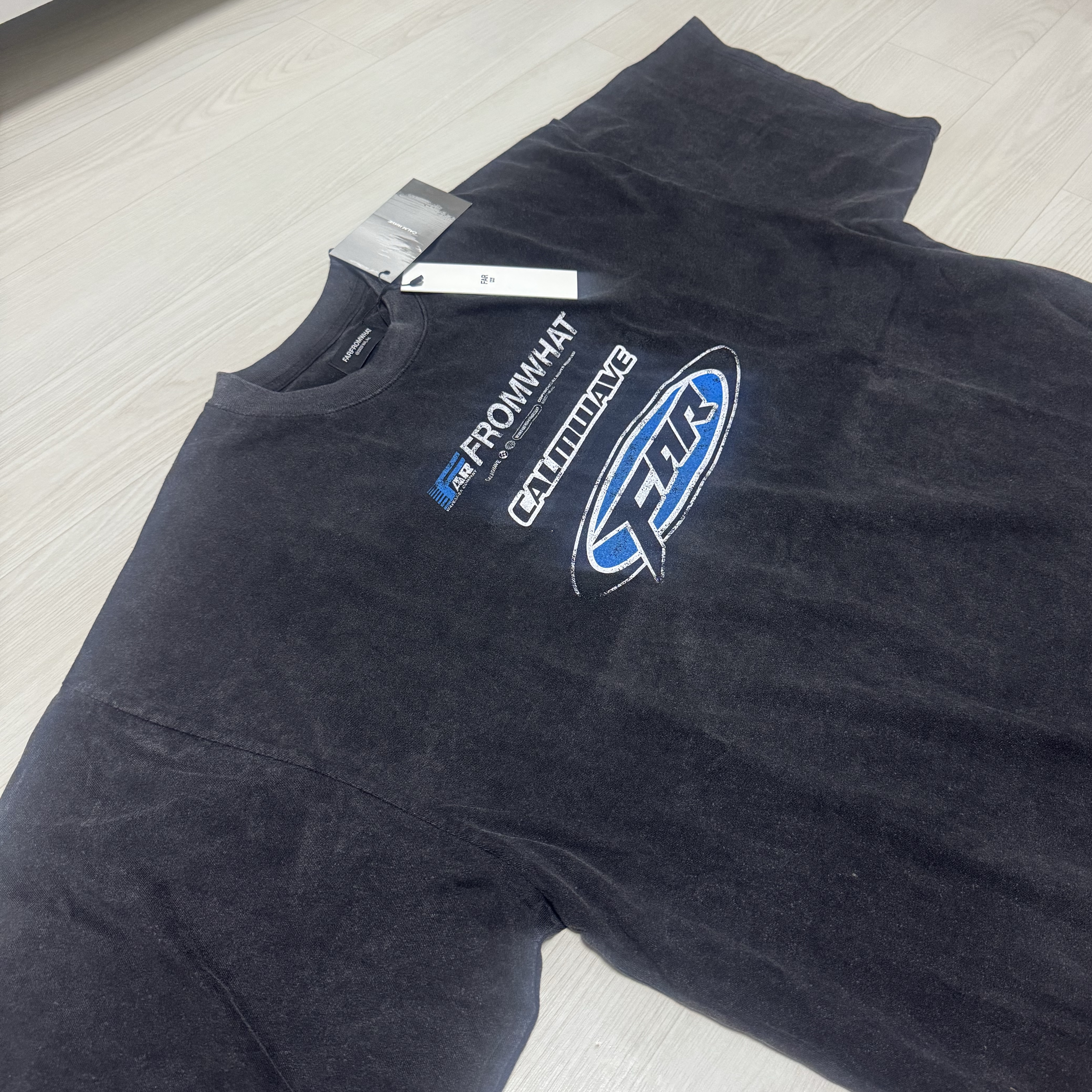 Farfromwhat Far Washed Logo T-Shirts Black 착용 스타일