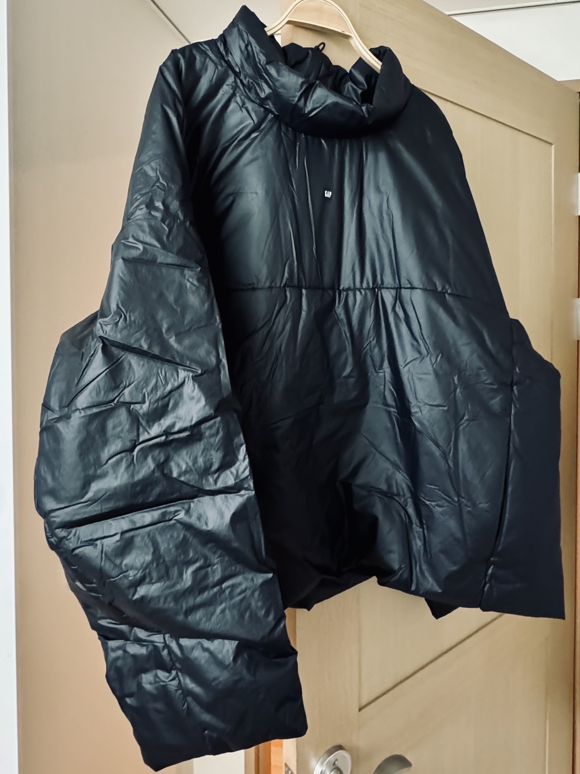 Yeezy Gap Engineered By Balenciaga Mock Neck Pullover Puffer Black 착용 스타일