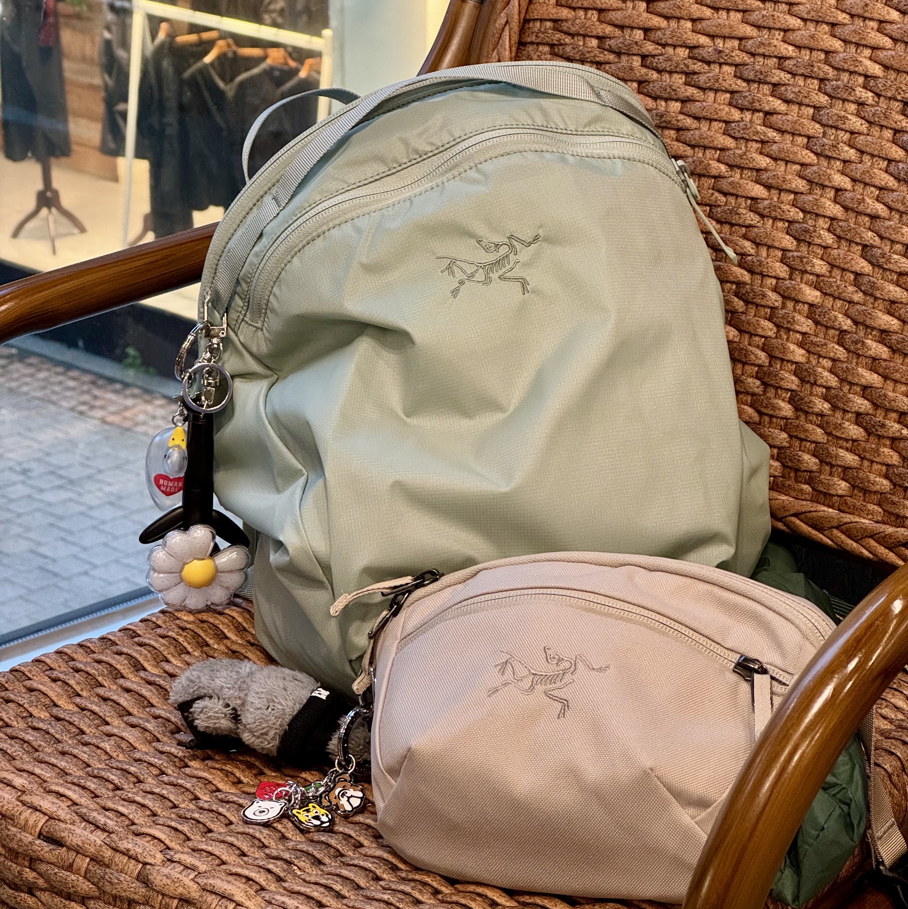 Arc'teryx Heliad 15 Backpack Stone Green, Arc'teryx Mantis 1 Waistpack Rune 착용 스타일