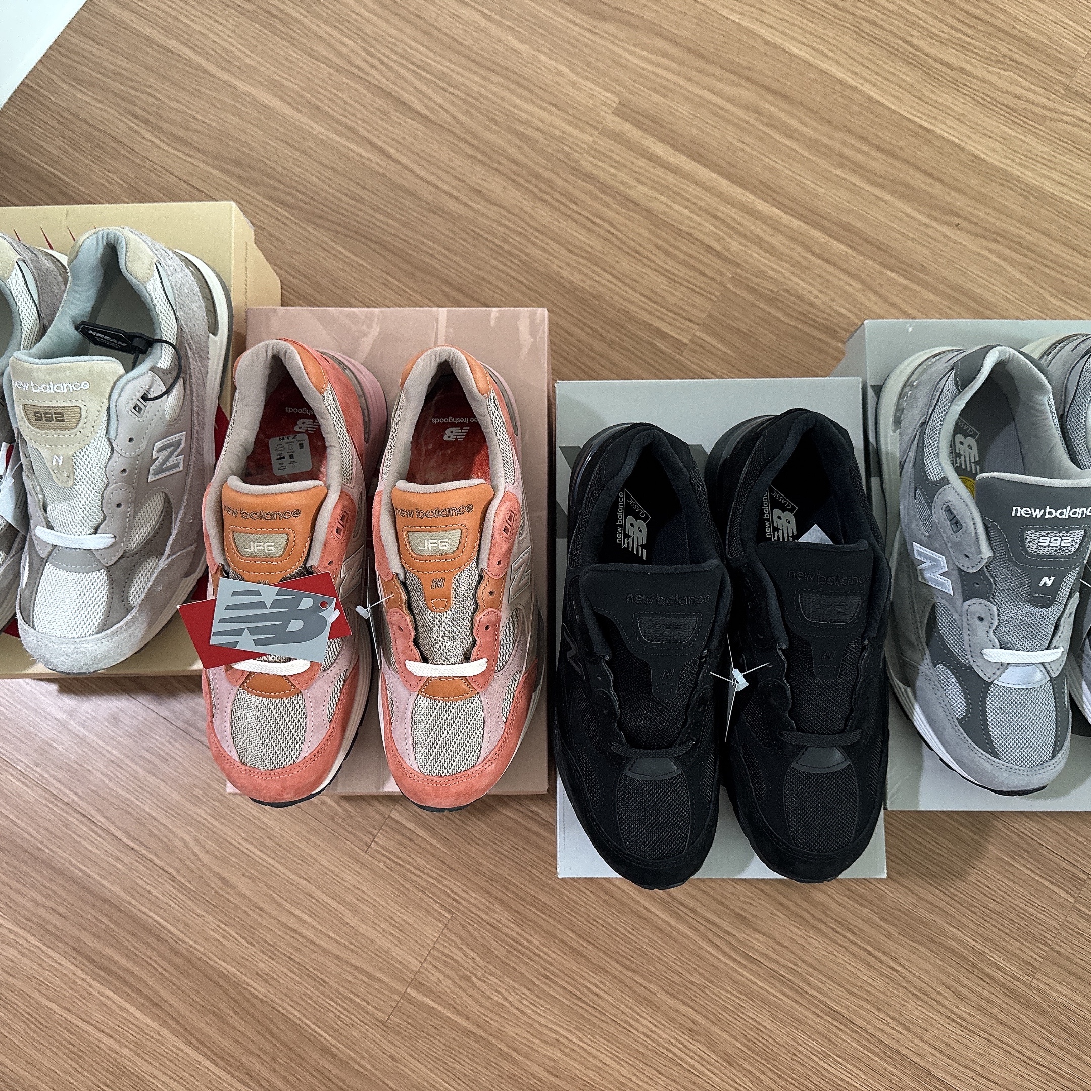 New Balance 992 Made in USA Moonrock Mushroom, New Balance 992 Made in USA Core Grey Silver Metallic 착용 스타일 - 5