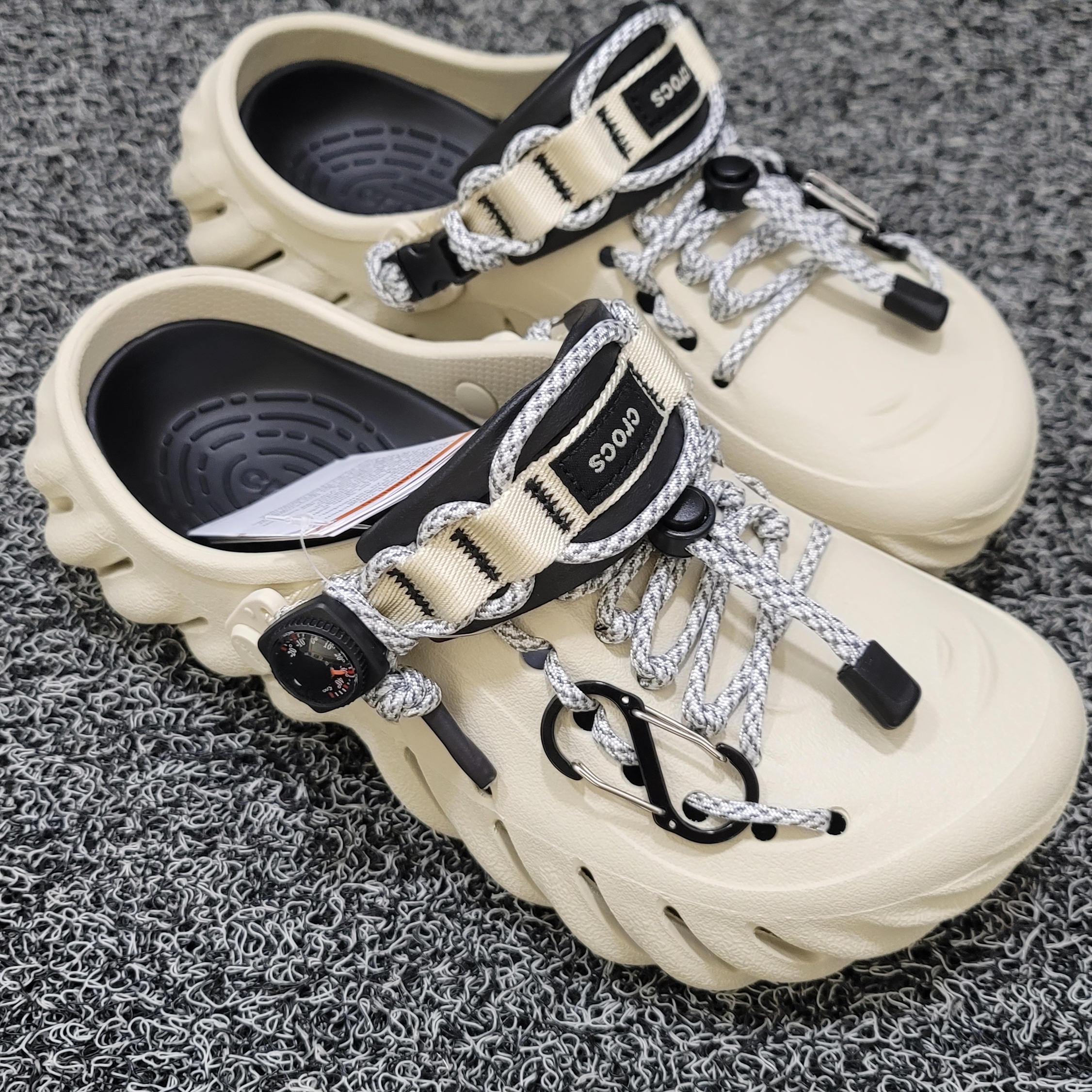 Crocs Echo Clog Bone Black 착용 스타일 - 4