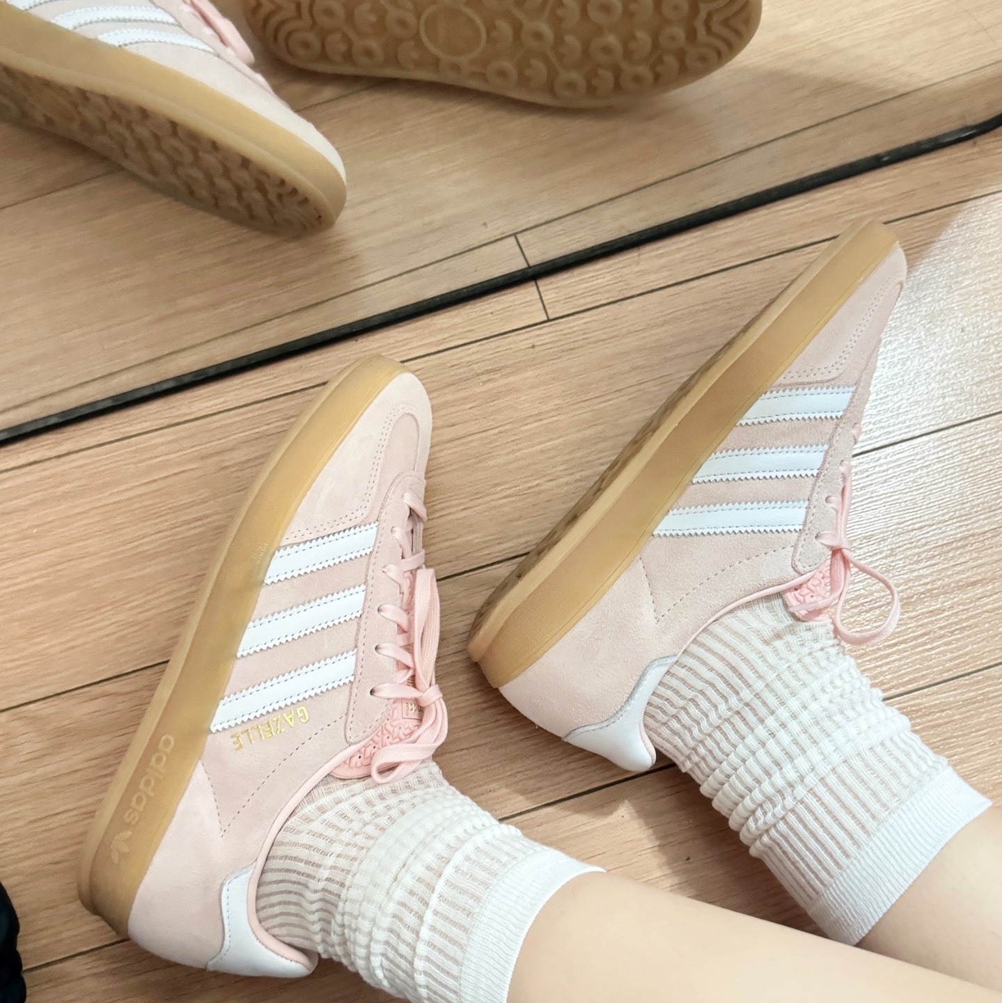 (W) Adidas Gazelle Indoor Sandy Pink Cloud White, COS Quilted Messenger Bag Black 착용 스타일 - 3