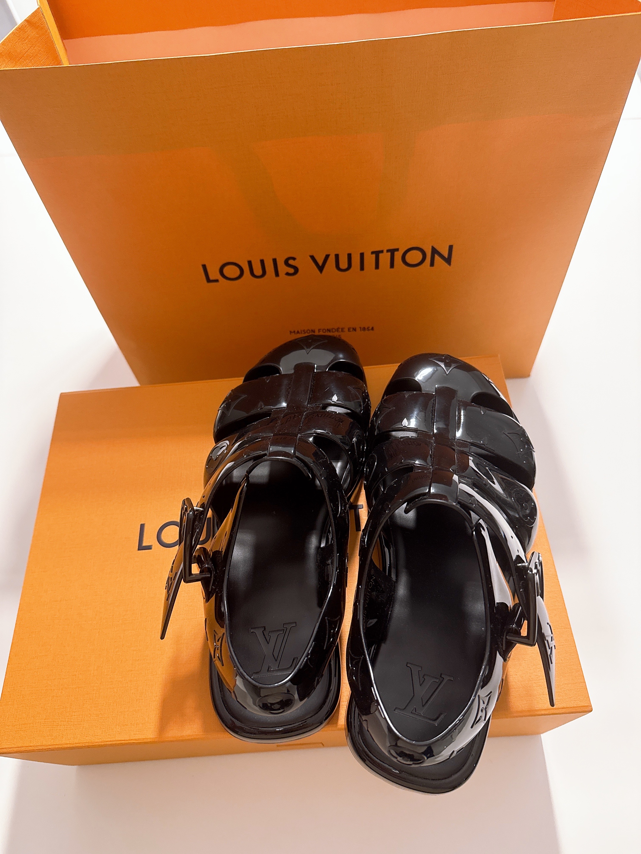 Louis Vuitton LV Venice Sandals Black 착용 스타일