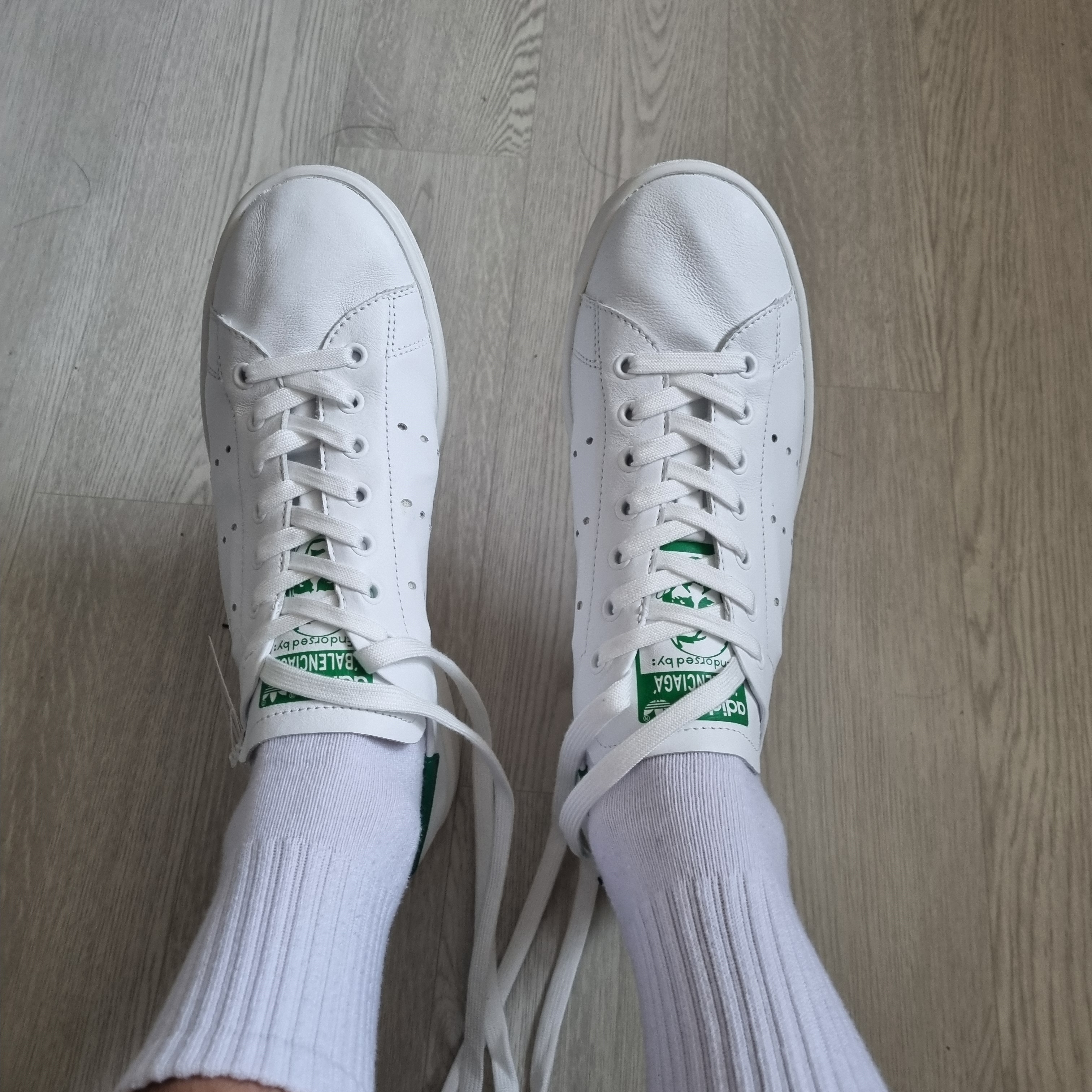 Balenciaga x Adidas Stan Smith Core White Green 착용 스타일 - 6
