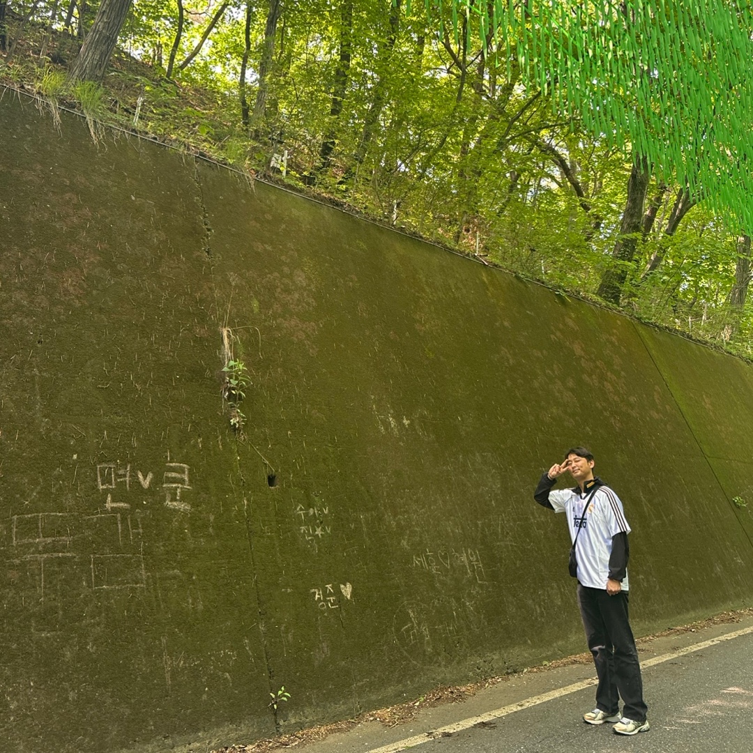 Porter Frame Shoulder Bag Black, New Balance x Aime Leon Dore 860v2 Green 착용 스타일 - 1