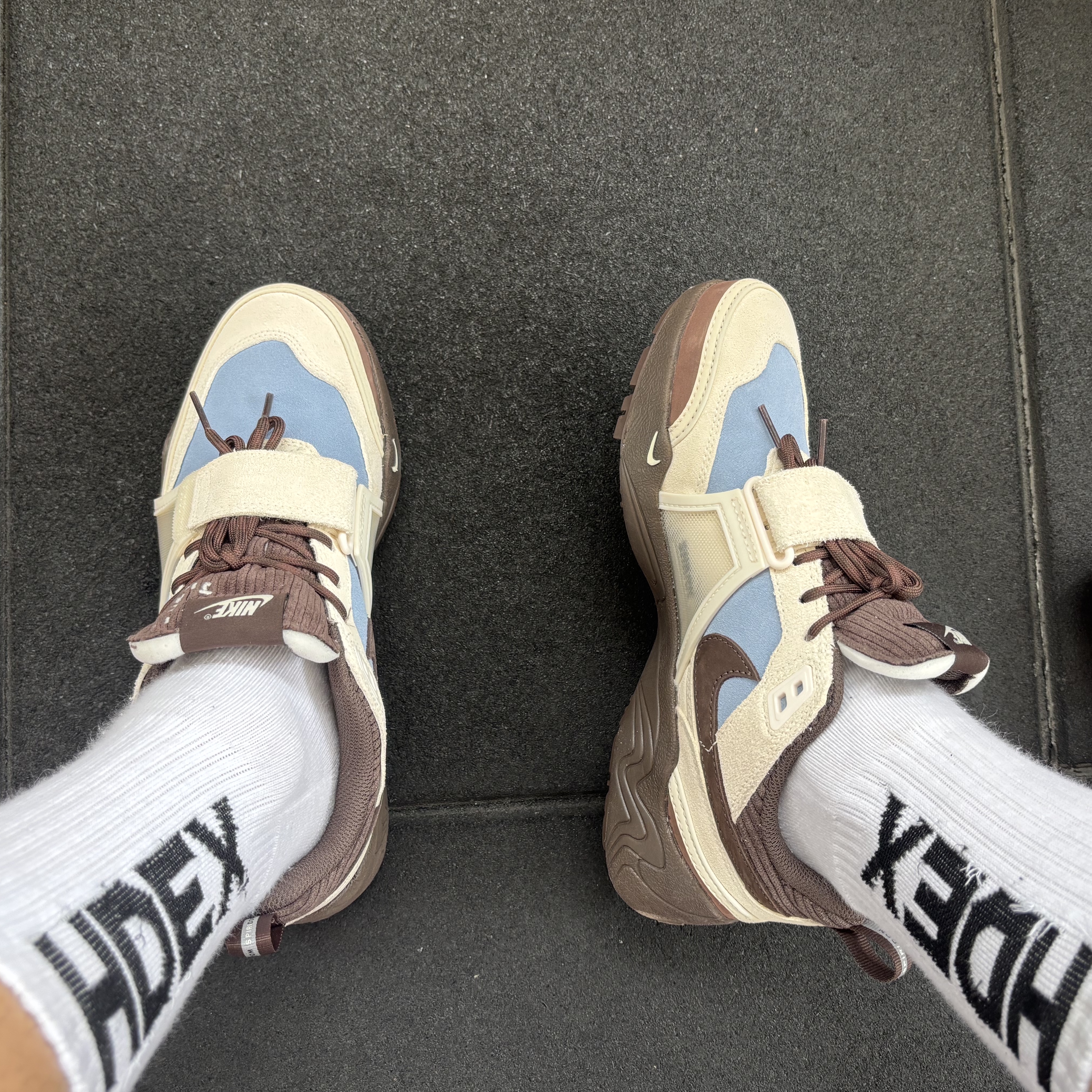 Nike x Travis Scott Zoom Field Jaxx Pale Ivory and Leche Blue 착용 스타일 - 1