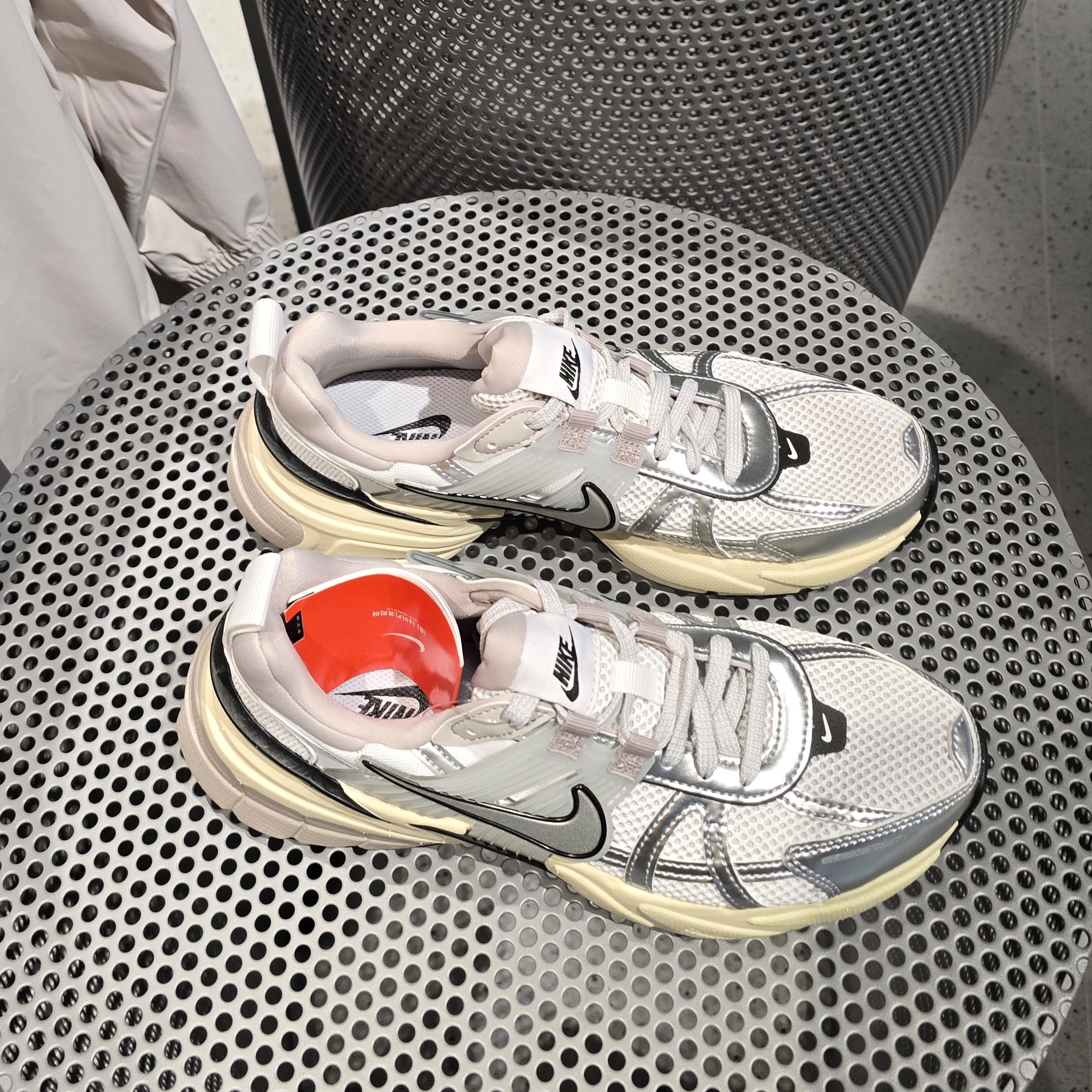 Nike V2K Run Summit White Metallic Silver 착용 스타일