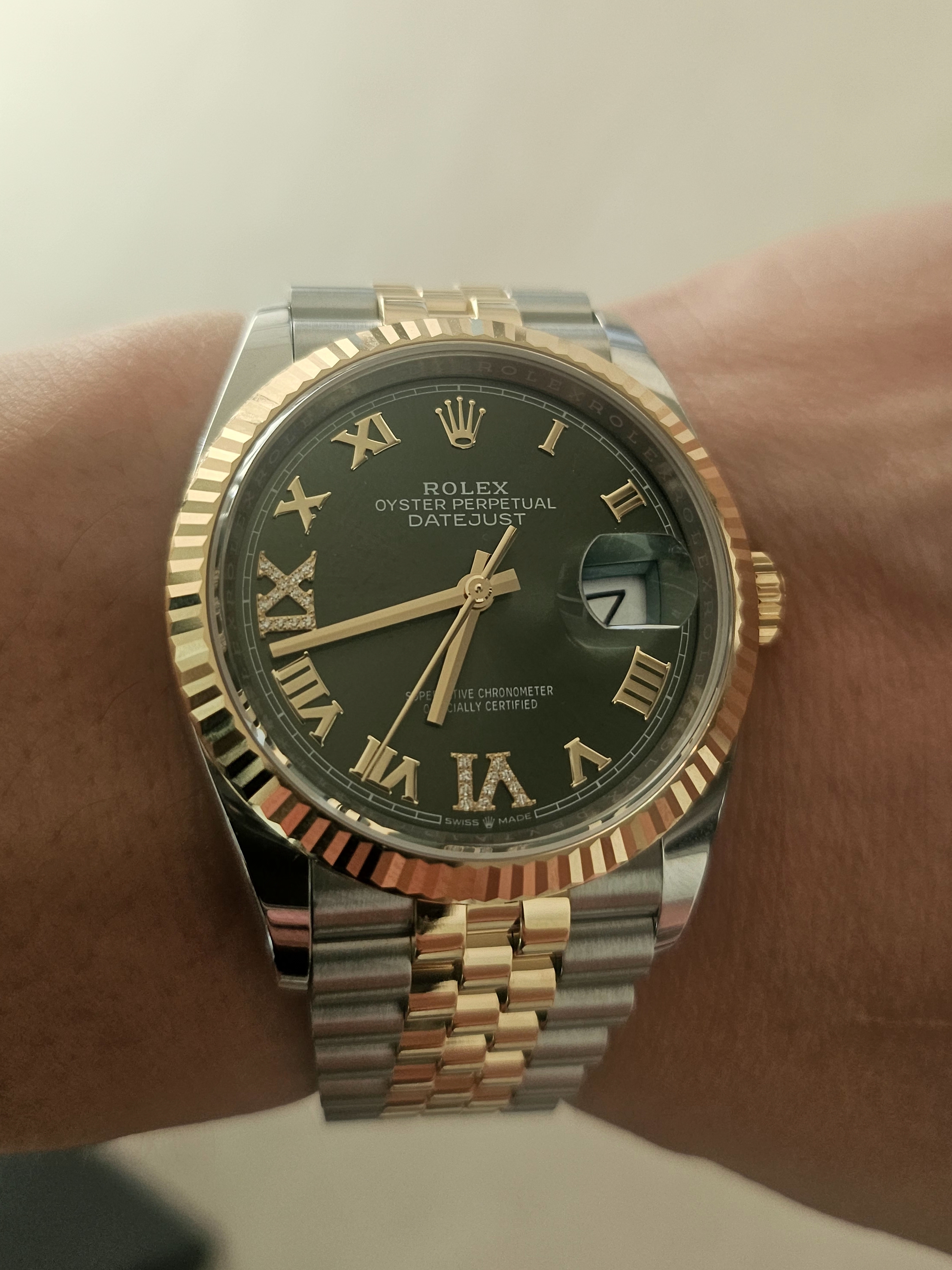 Rolex Datejust 36mm 126233 Olive Green Roman Diamond-Set Jubilee 착용 스타일