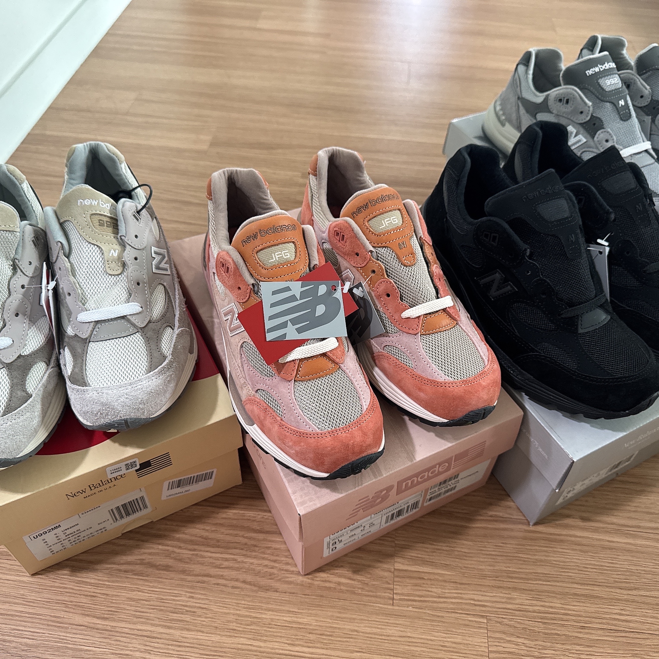 New Balance 992 Made in USA Moonrock Mushroom, New Balance 992 Made in USA Core Grey Silver Metallic 착용 스타일 - 4