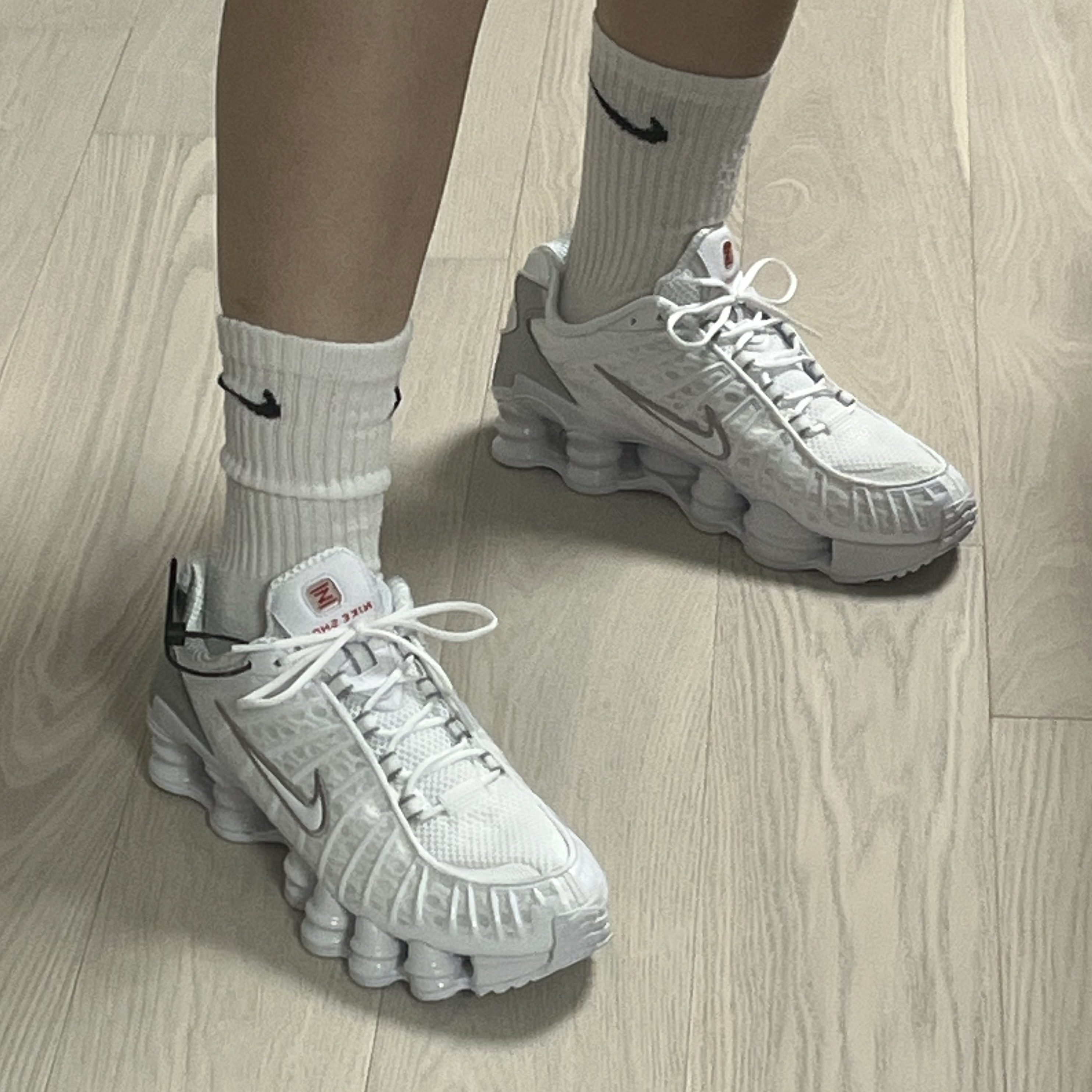 (W) Nike Shox TL White and Max Orange 착용 스타일 - 1