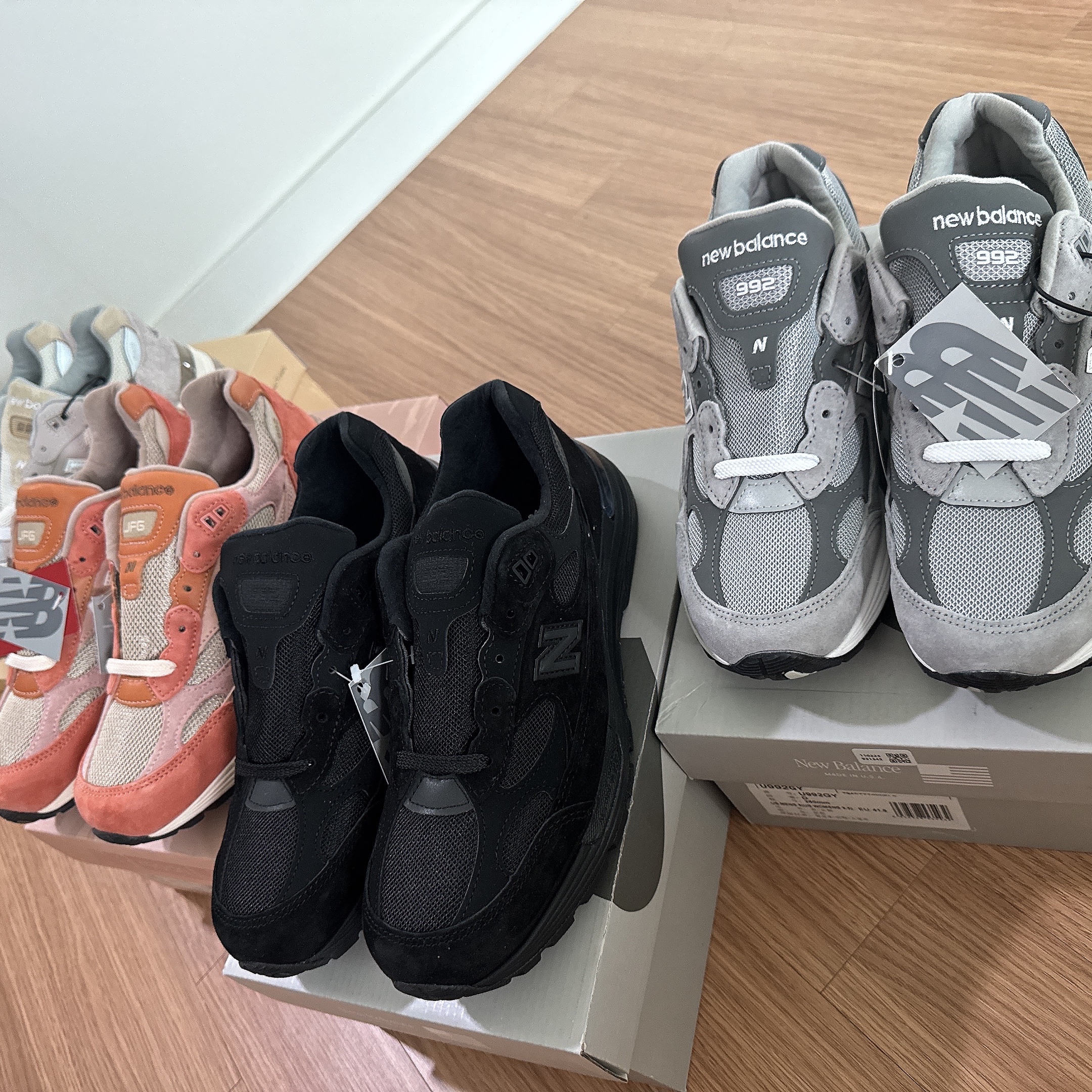 New Balance 992 Made in USA Moonrock Mushroom, New Balance 992 Made in USA Core Grey Silver Metallic 착용 스타일 - 3