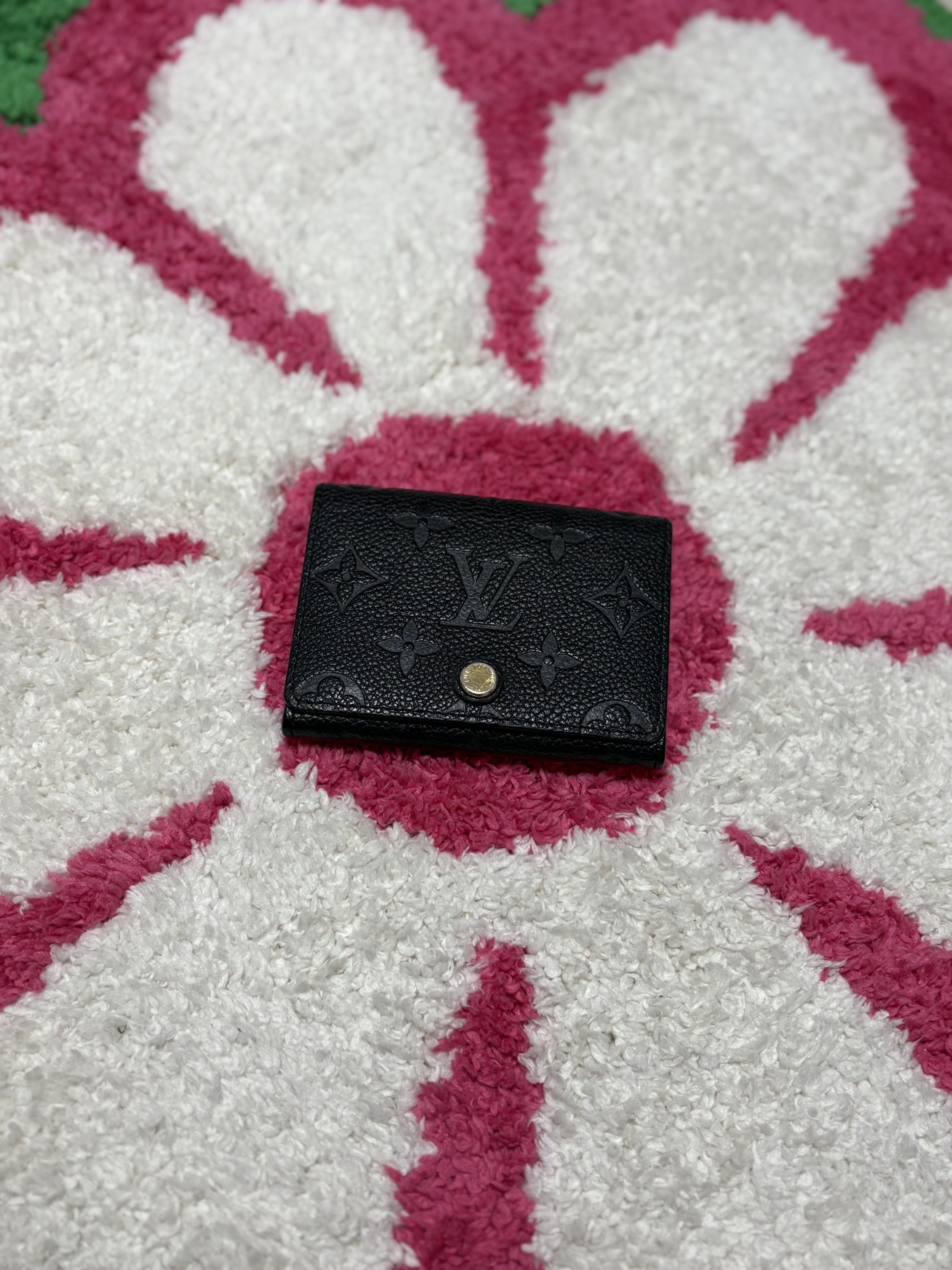 Louis Vuitton Business Card Holder Monogram Embossed Leather Black 착용 스타일