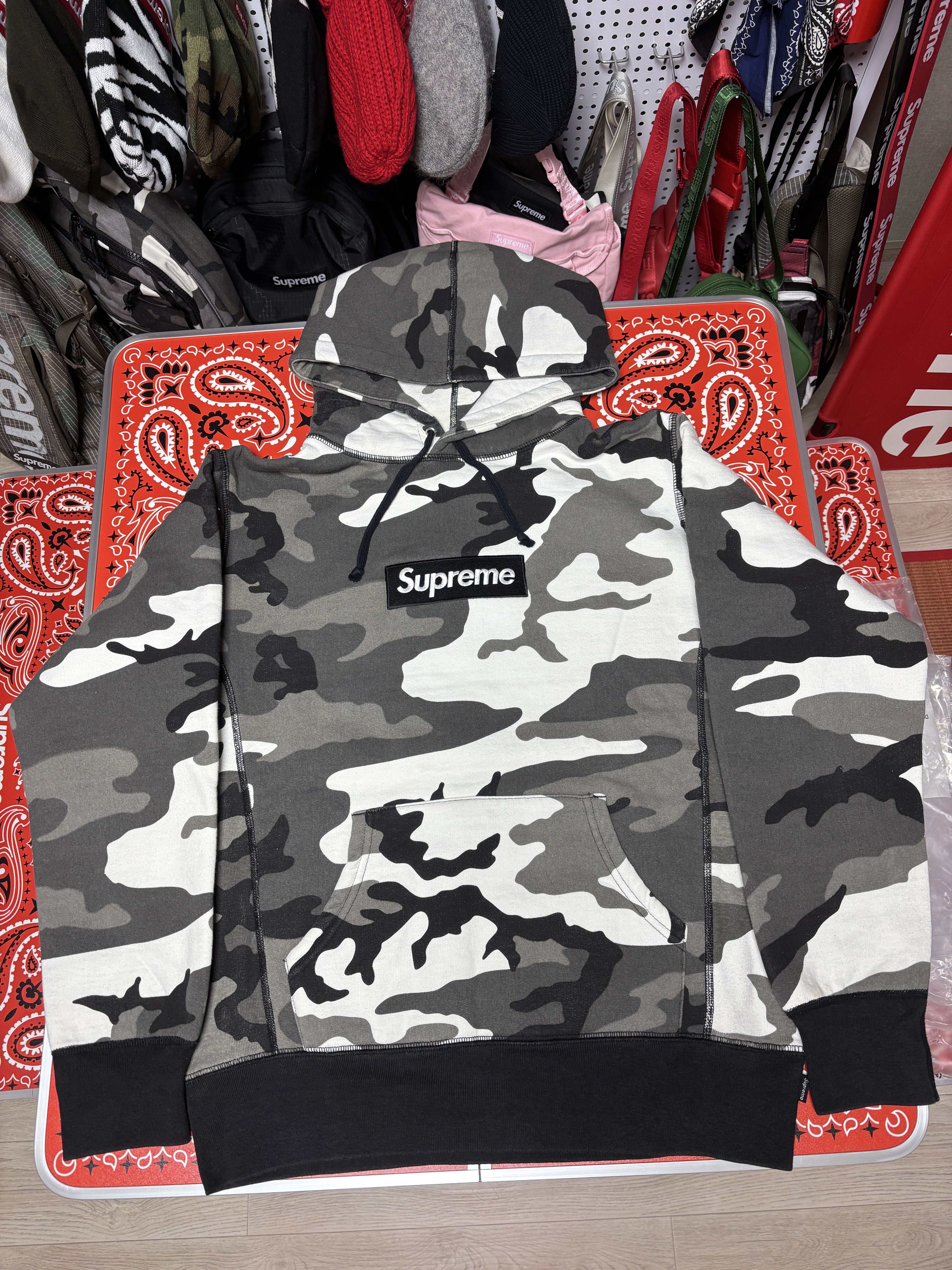 Supreme Windstopper Zip Up Hooded Sweatshirt Snow Camo - 20FW, Supreme Work Zip Up Hooded Sweatshirt Snow Camo - 24FW 착용 스타일 - 1