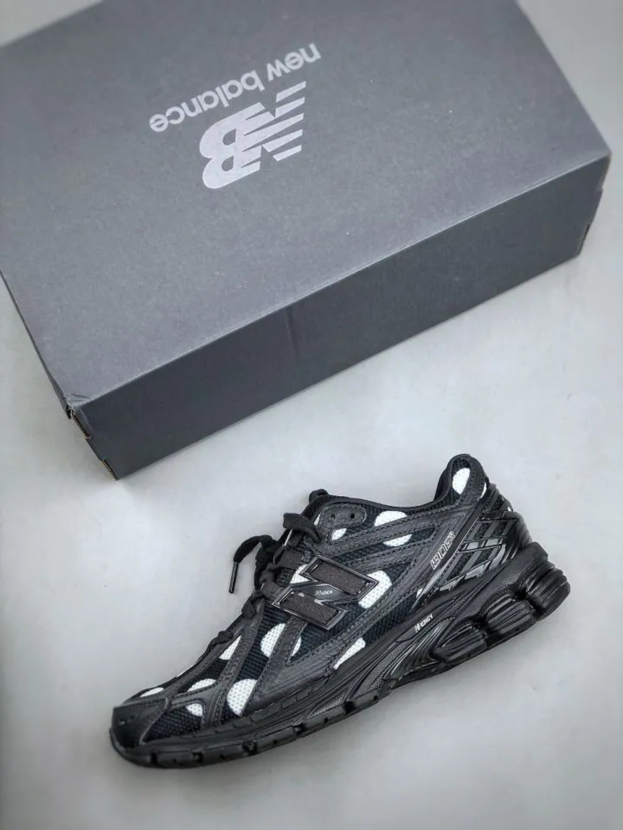 New Balance 1906R Polka Dot Black 착용 스타일