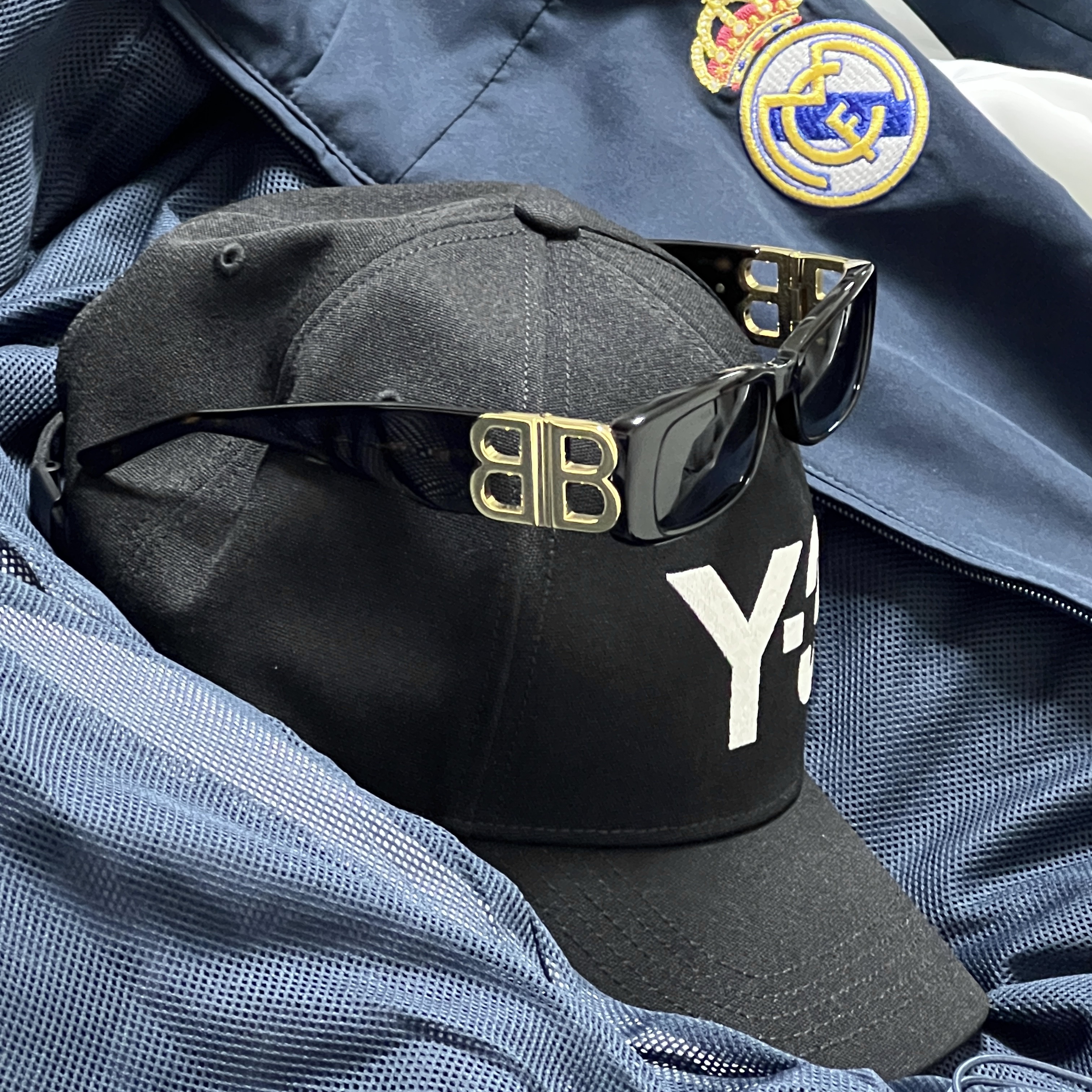 Y-3 Logo Cap Black, (W) Balenciaga Dynasty Rectangle Sunglasses Brown 착용 스타일