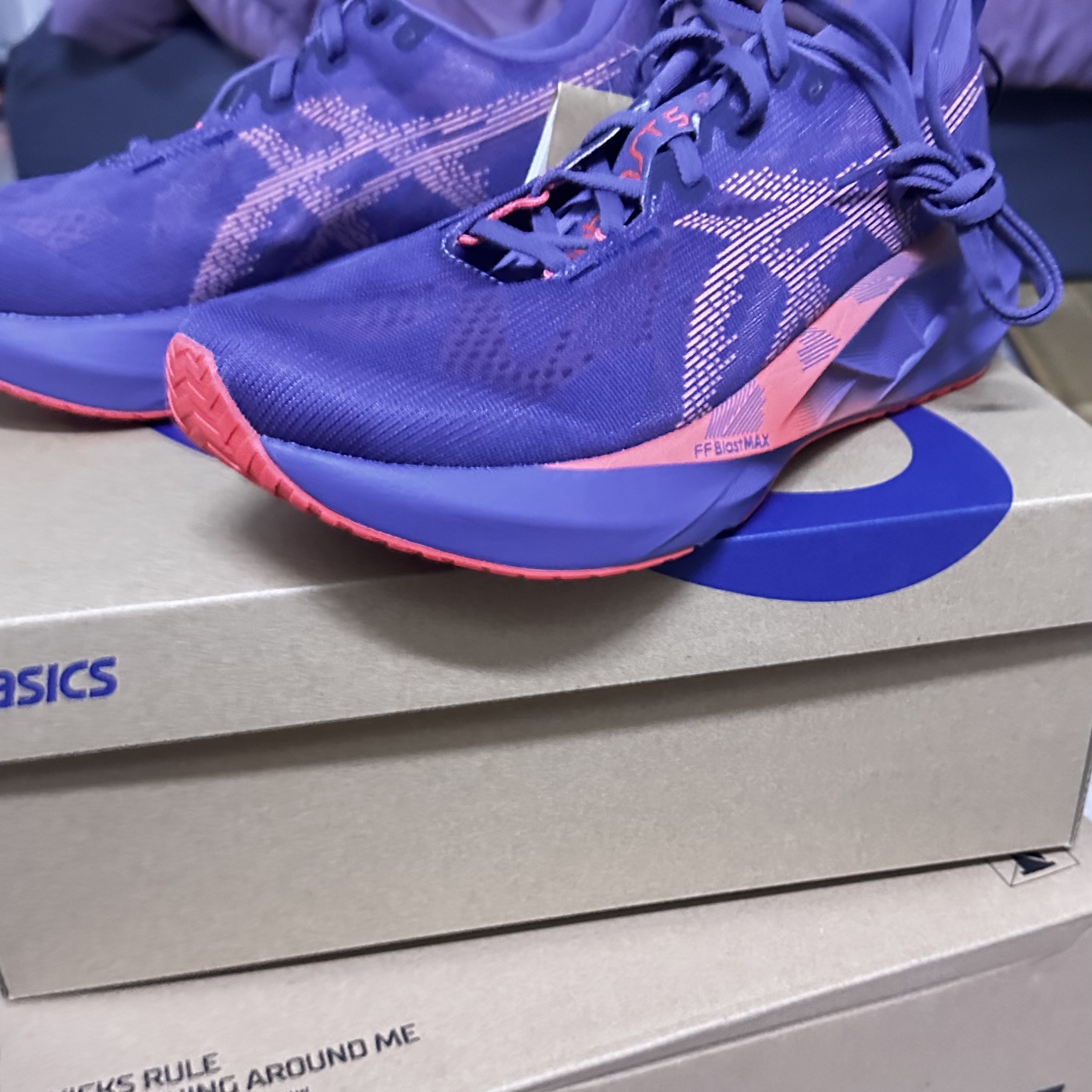 Asics Novablast 5 Greyish Purple Coral Reef 착용 스타일