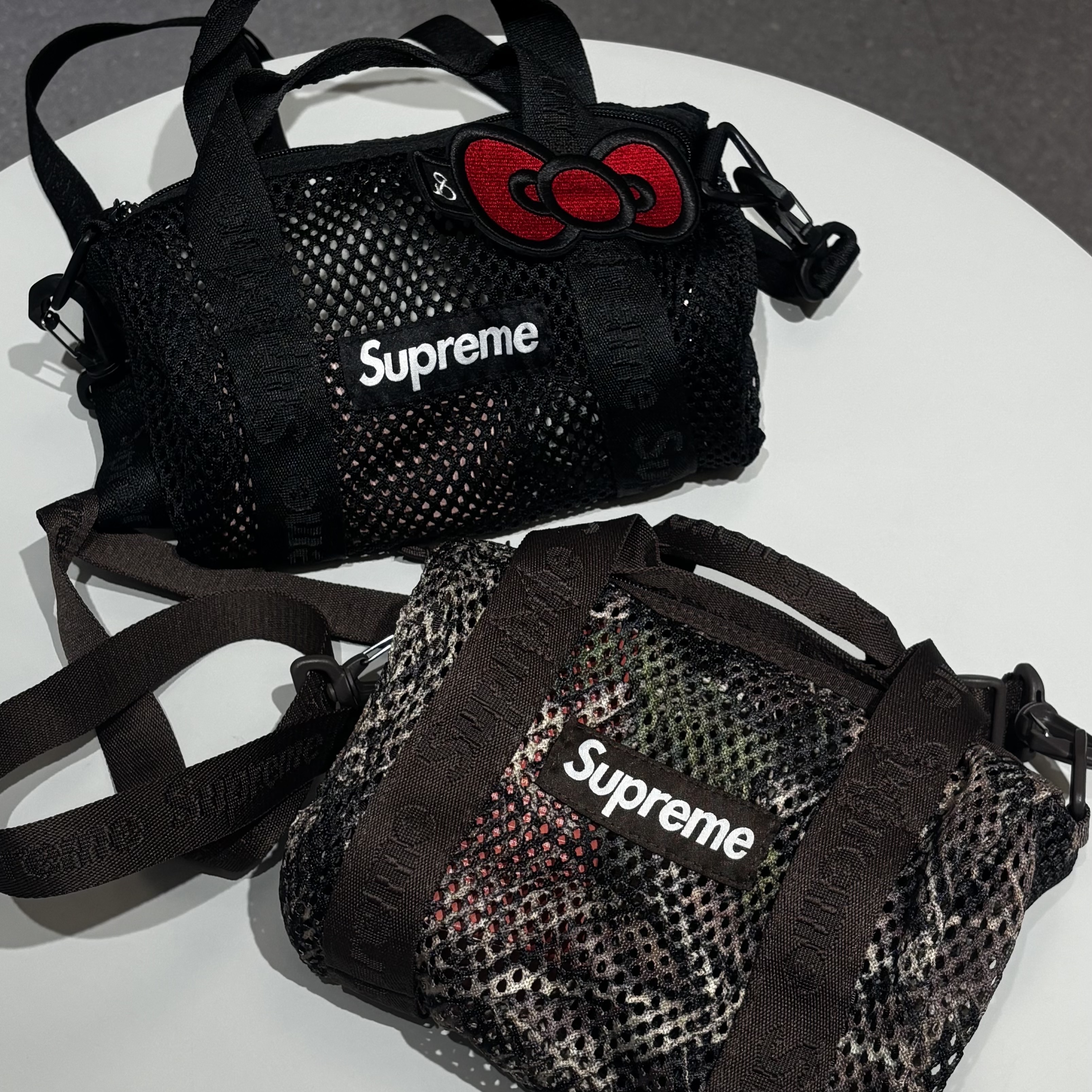 Supreme Mesh Mini Duffle Bag Black - 25SS, Supreme Mesh Mini Duffle Bag Truetimber Kanati Camo - 25SS 착용 스타일