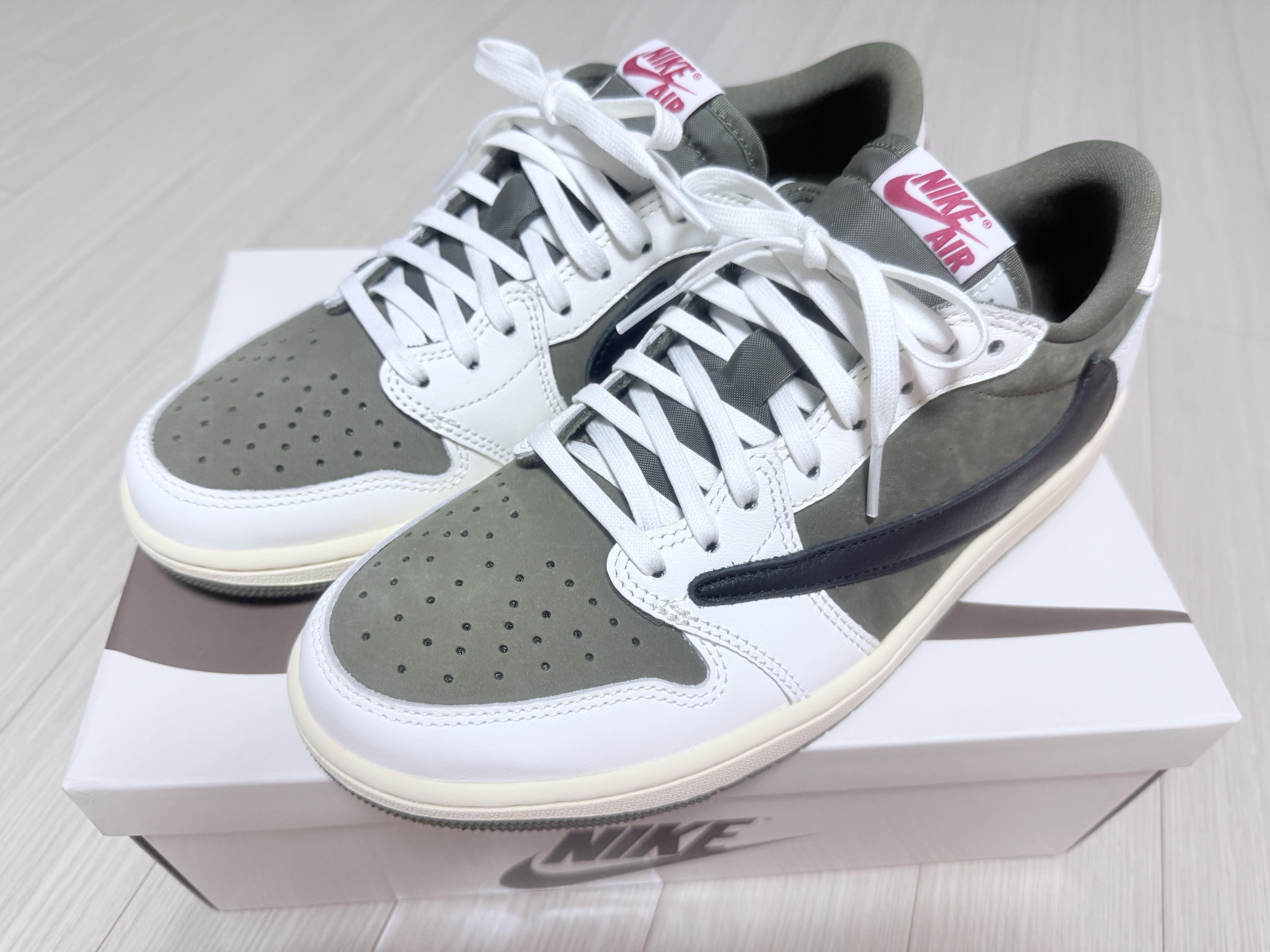 Jordan 1 x Travis Scott Retro Low OG SP Reverse Olive 착용 스타일 - 3