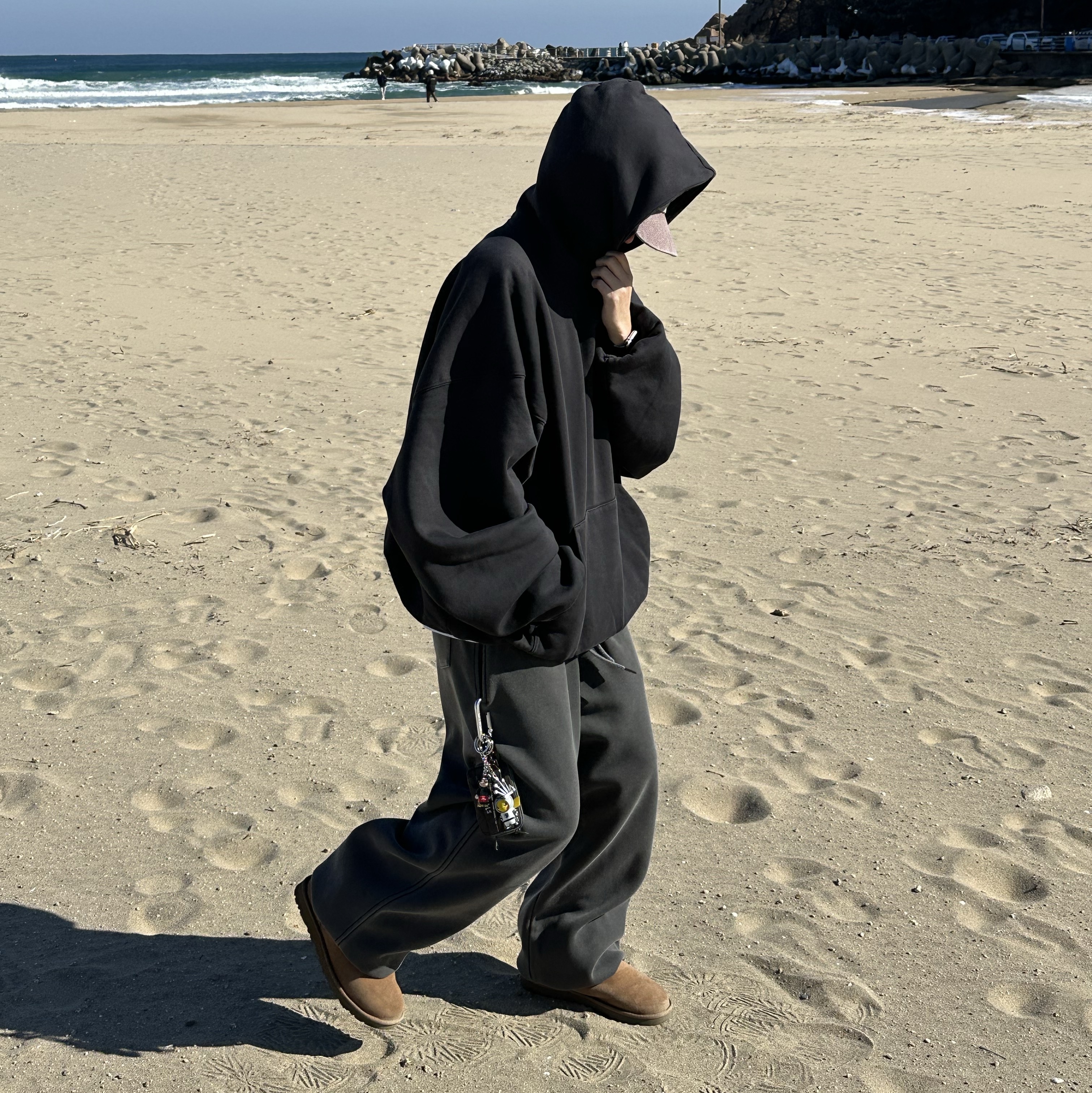 UGG Classic Mini Boots Chestnut, Yeezy Gap Engineered By Balenciaga Logo Hoodie Black 착용 스타일 - 4
