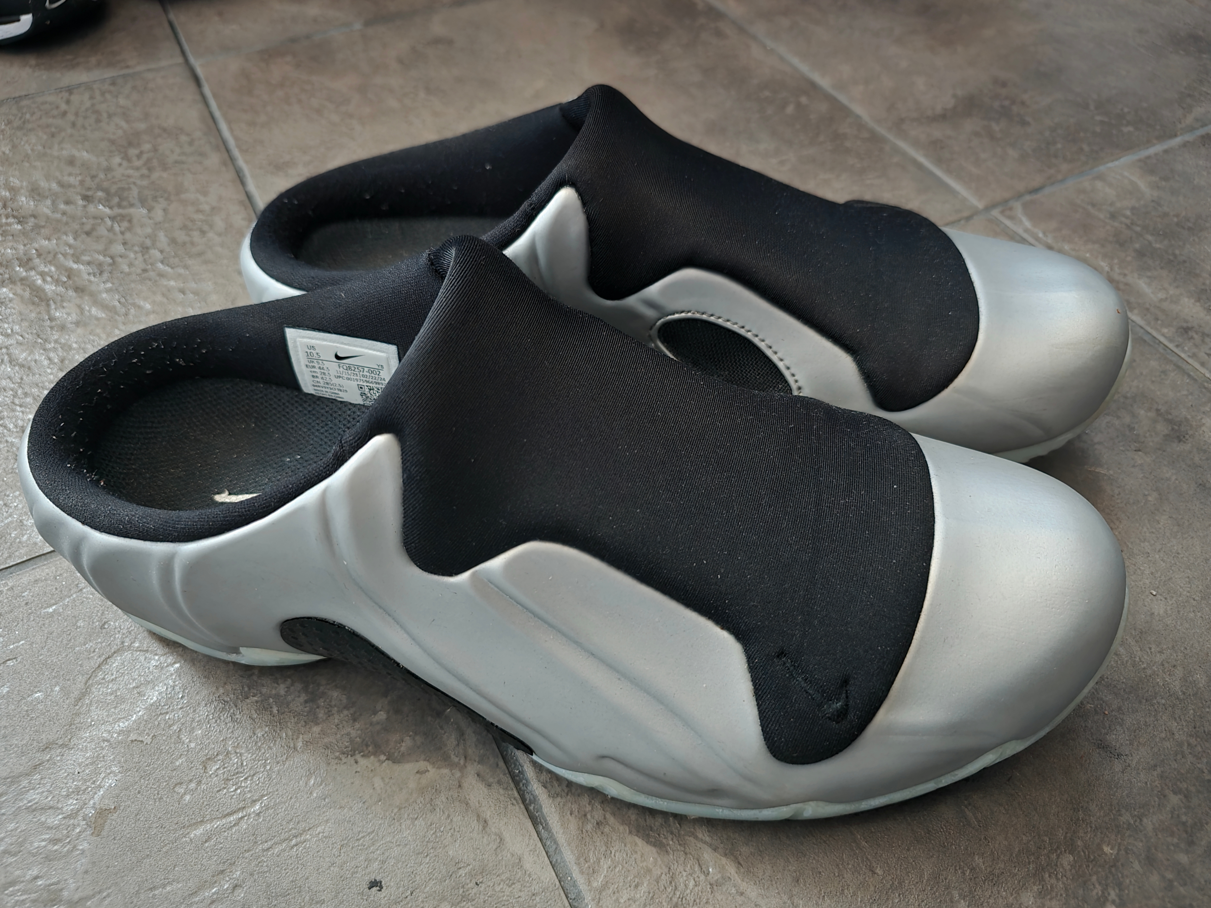Nike Clogposite Chrome and Black 착용 스타일