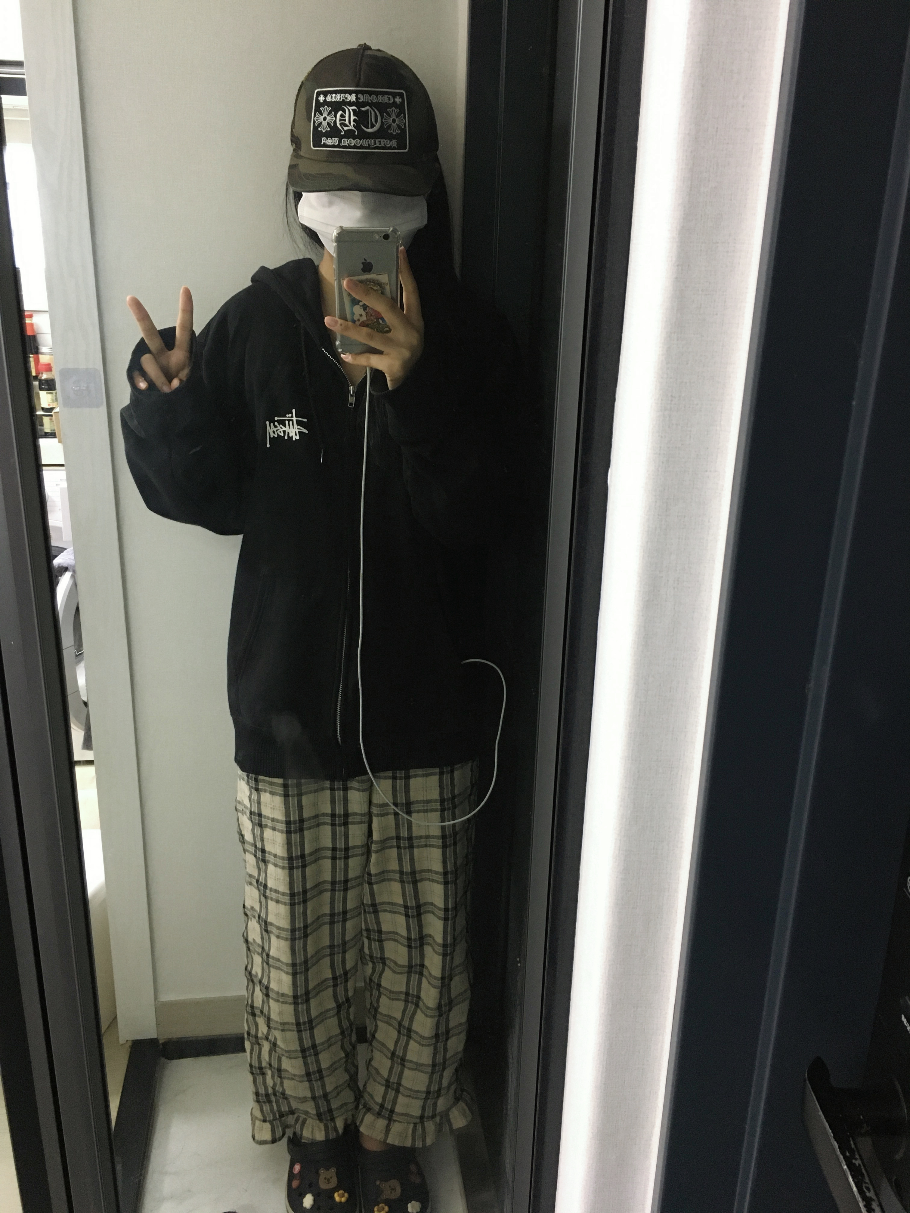Stussy Basic Stussy Zip Hoodie Black 2022, Chrome Hearts CH Hollywood Trucker Hat Camo 착용 스타일 - 2