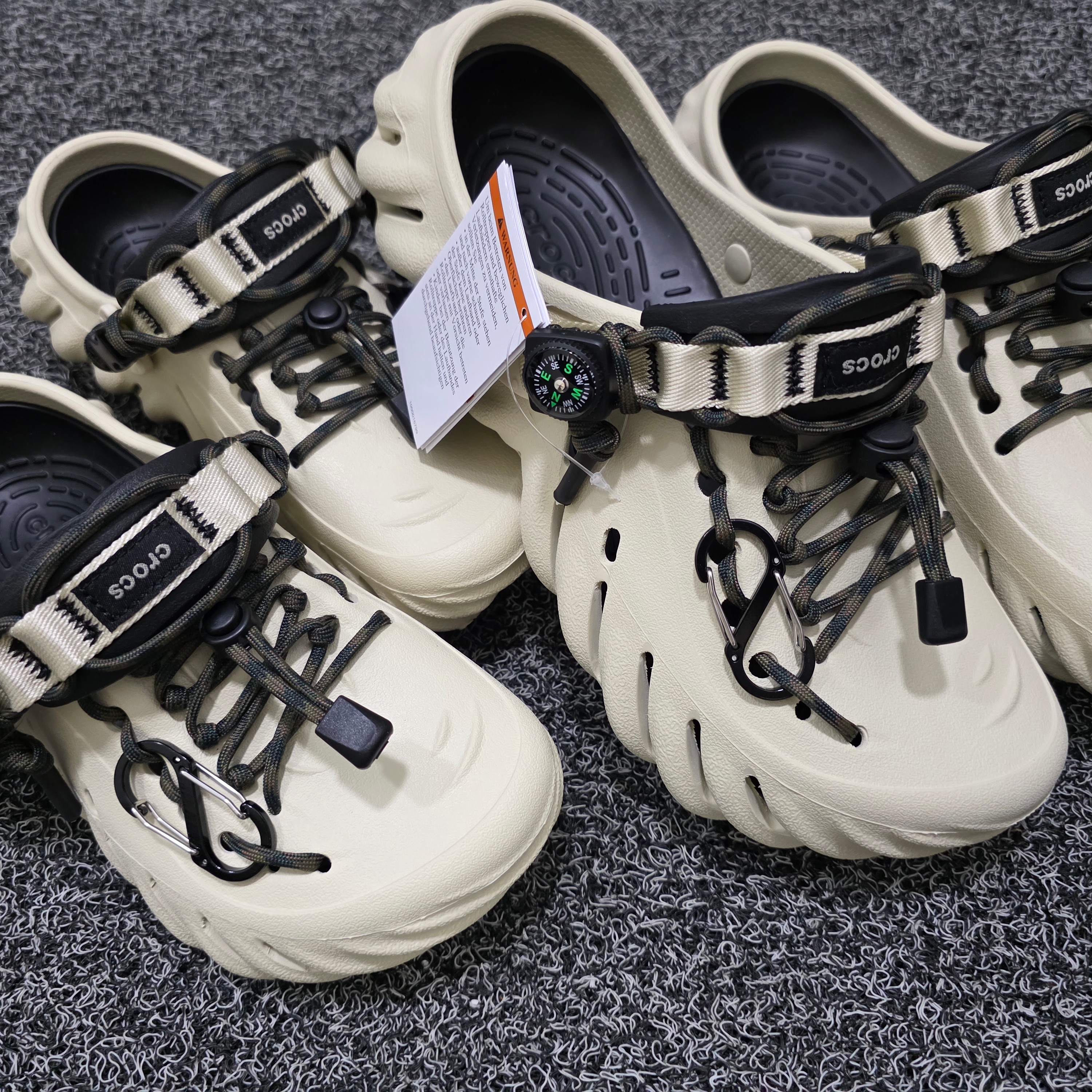 Crocs Echo Clog Bone Black 착용 스타일 - 3