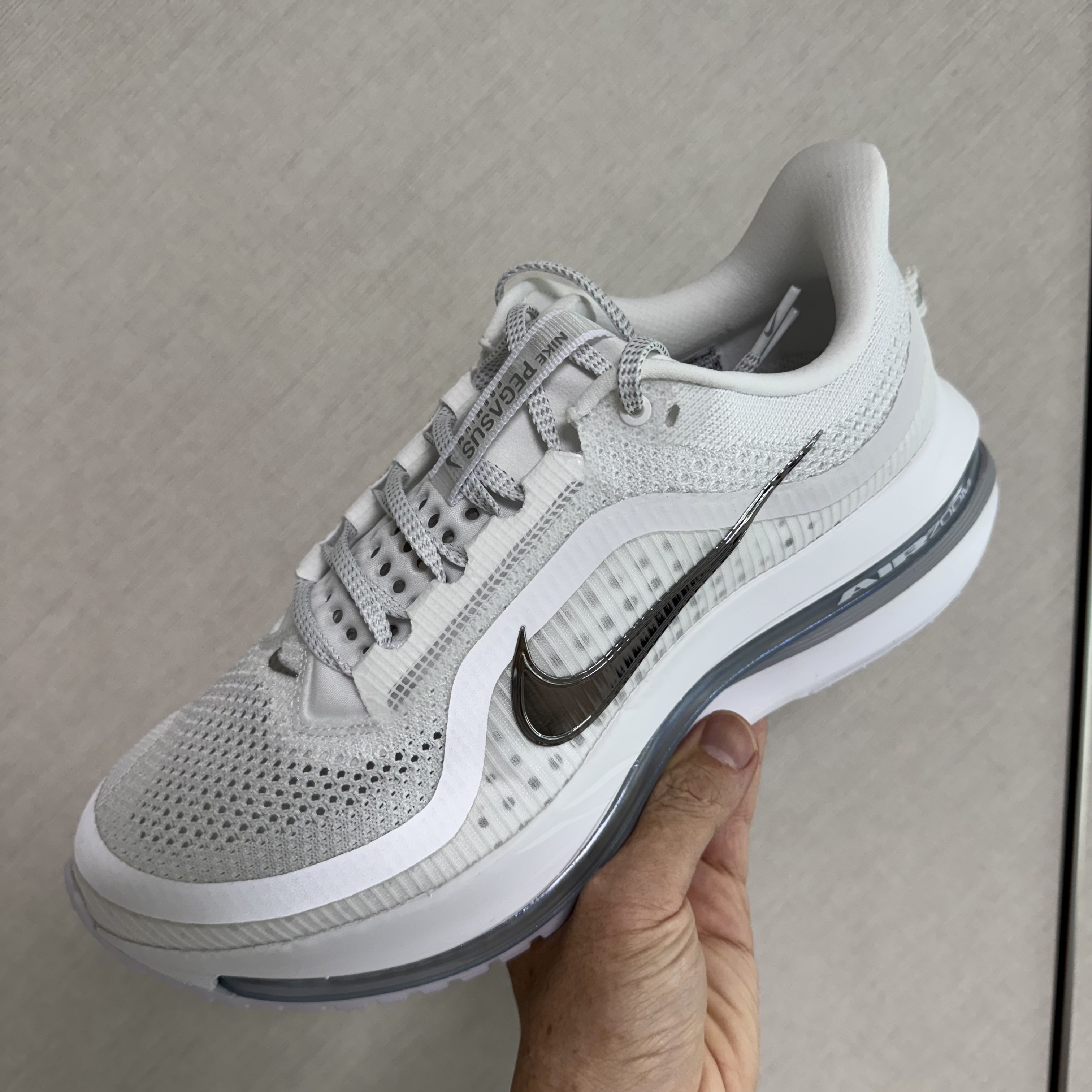 Nike Pegasus Premium White Metallic Silver 착용 스타일