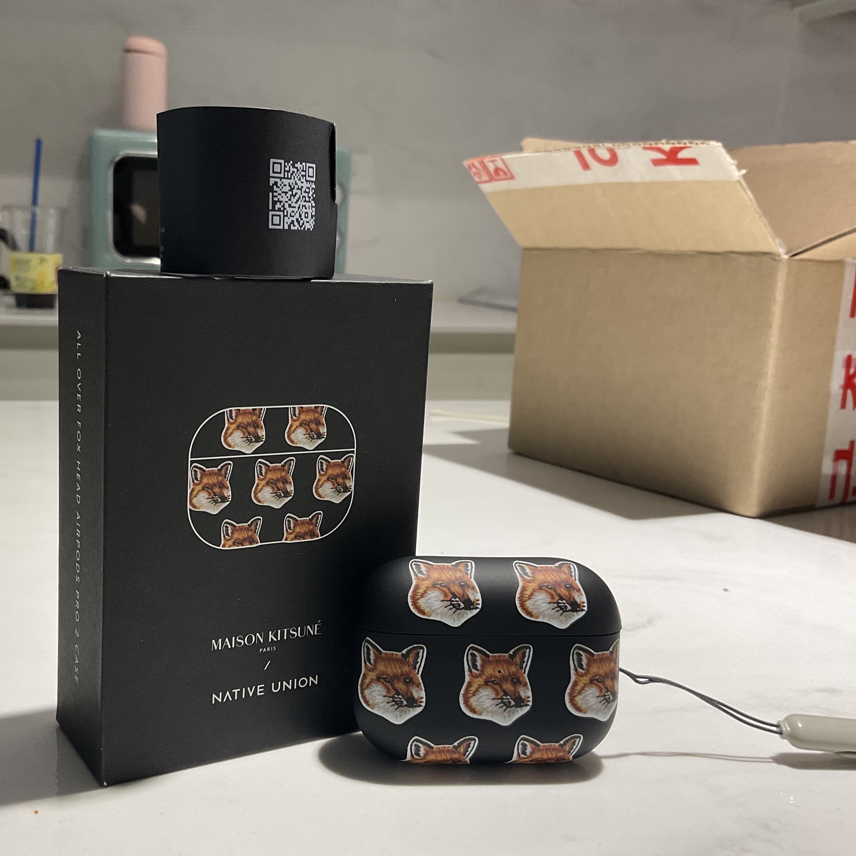 Maison Kitsune x Native Union All Over Fox Head Airpods Pro 2 Case Black 착용 스타일