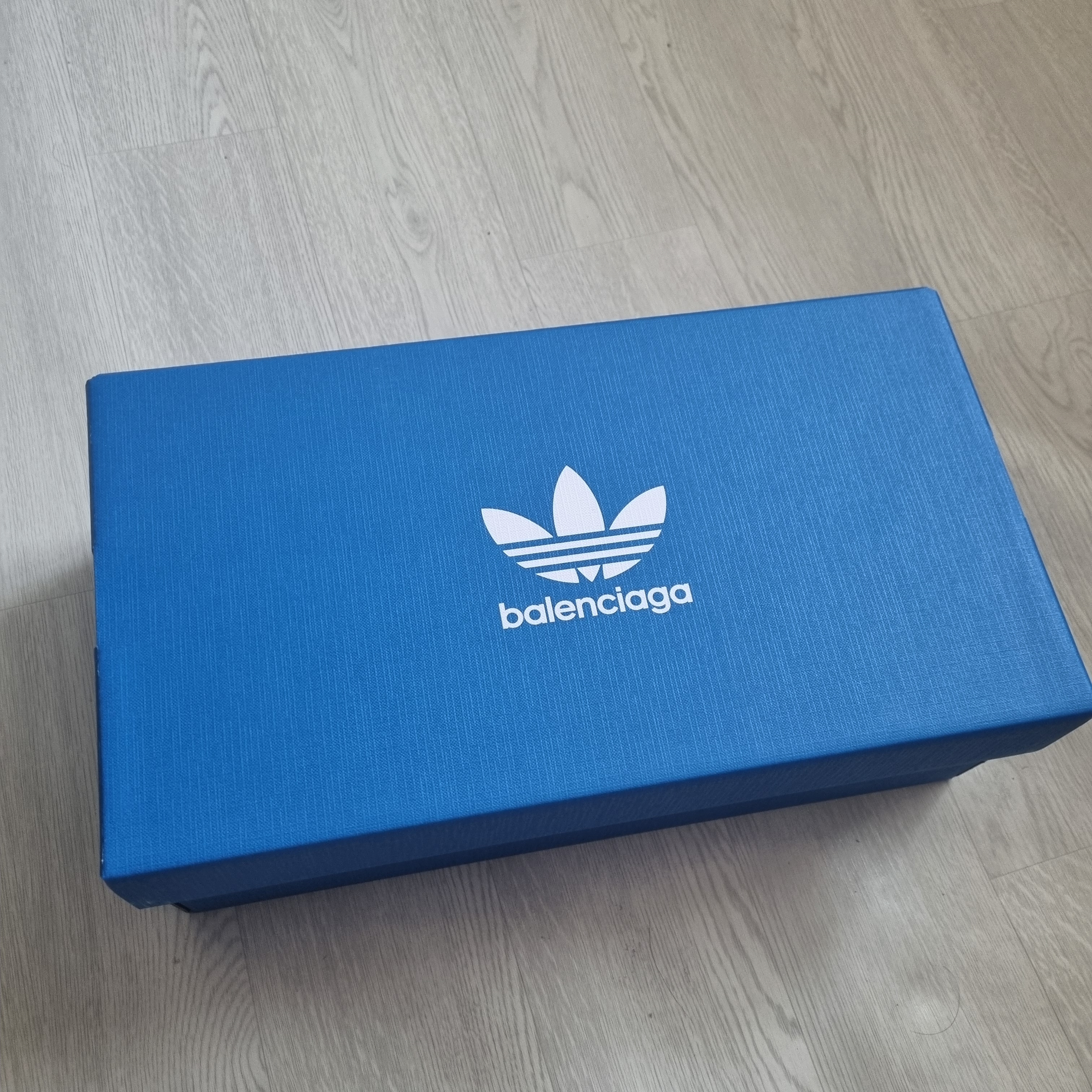 Balenciaga x Adidas Stan Smith Core White Green 착용 스타일 - 1