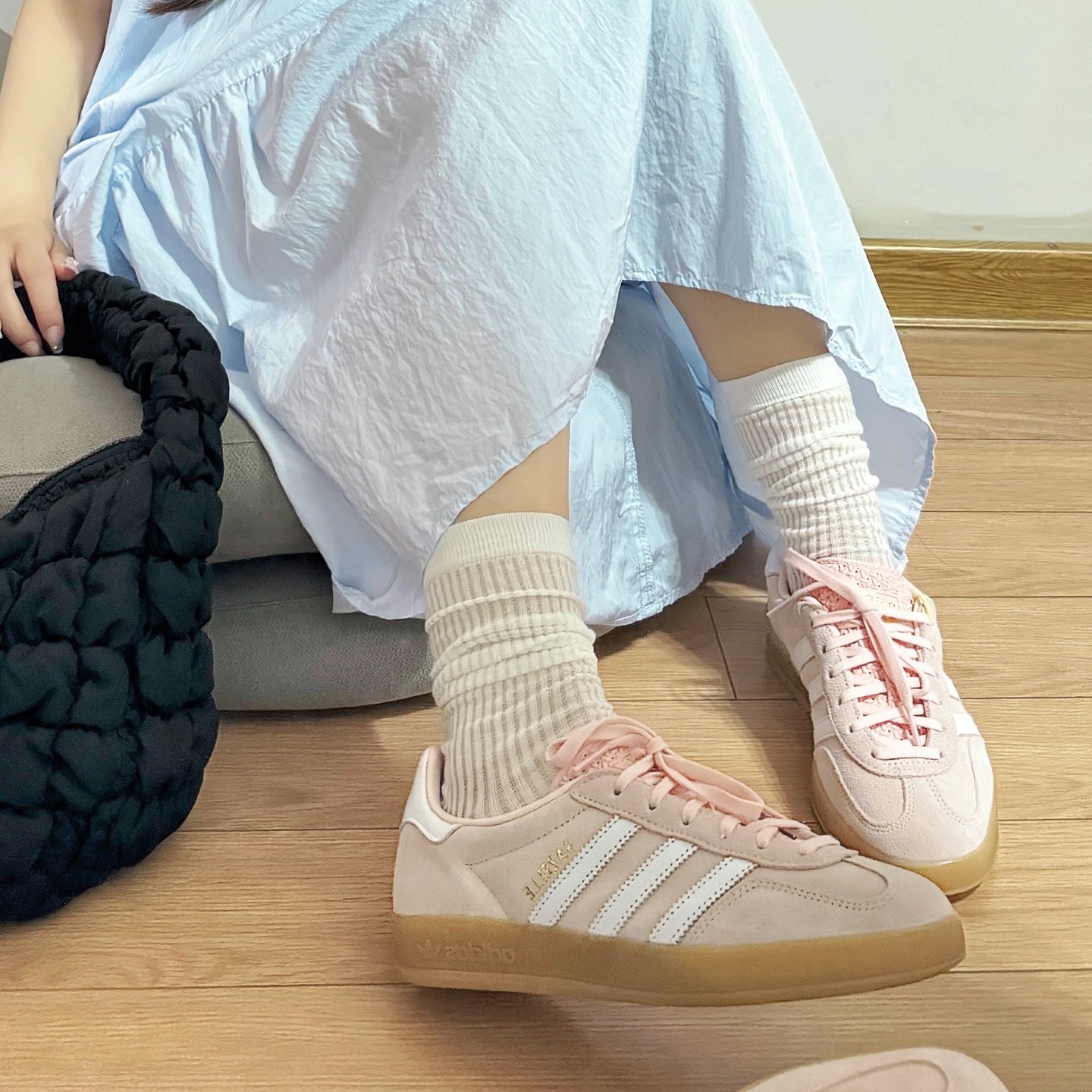(W) Adidas Gazelle Indoor Sandy Pink Cloud White, COS Quilted Messenger Bag Black 착용 스타일 - 2