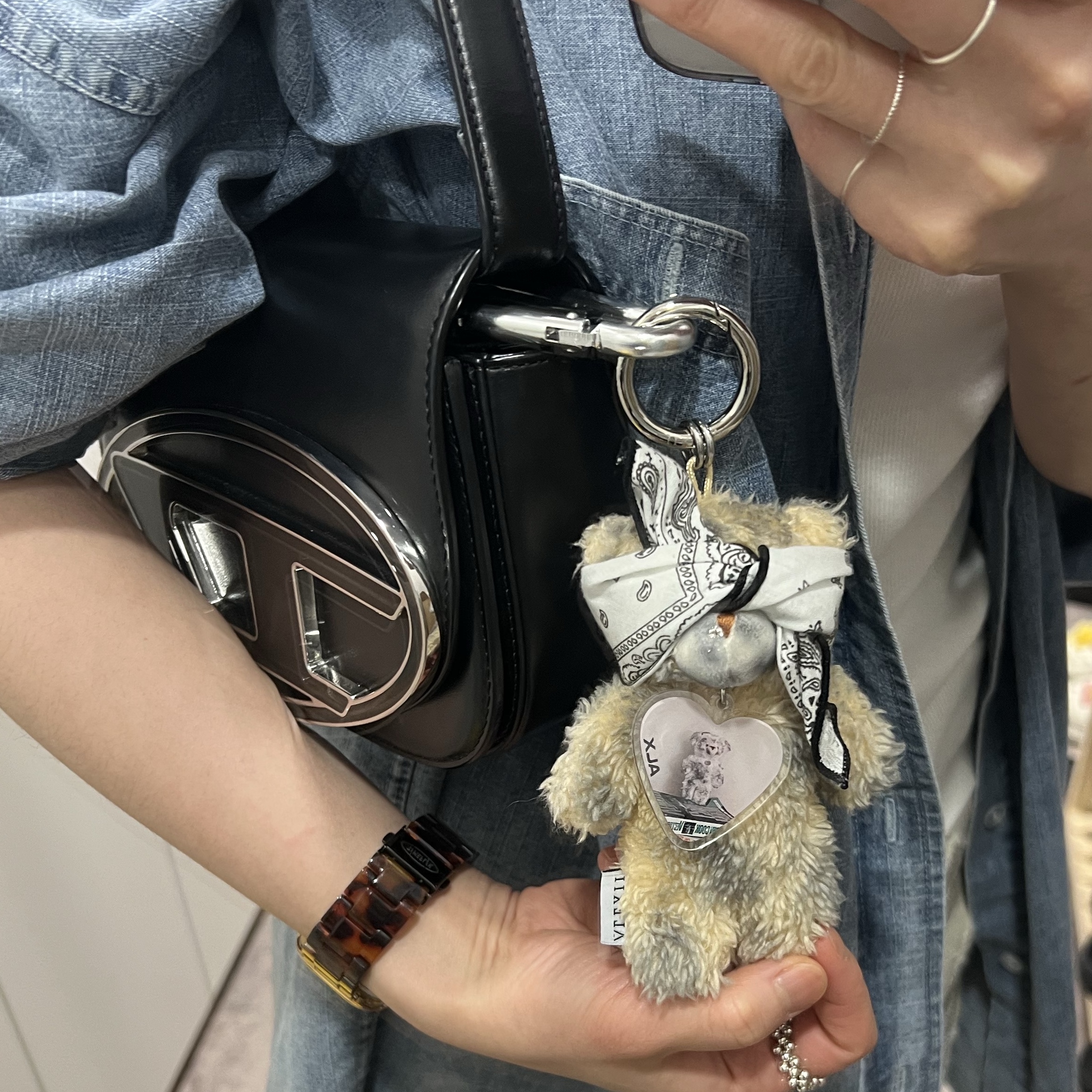 ALEXII Blind Bear, Diesel 1DR Shoulder Bag in Nappa Leather Black 착용 스타일