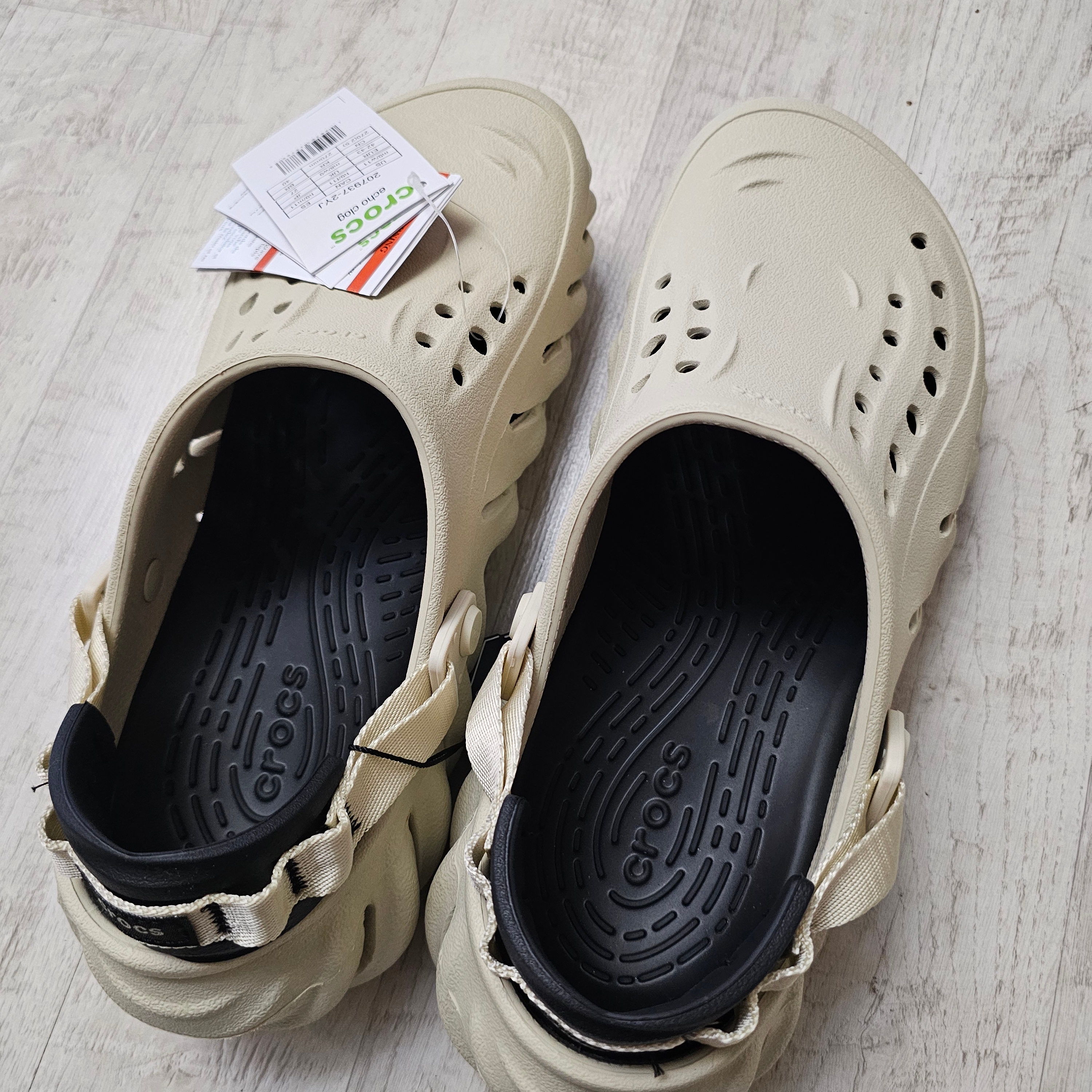 Crocs Echo Clog Bone Black 착용 스타일 - 1