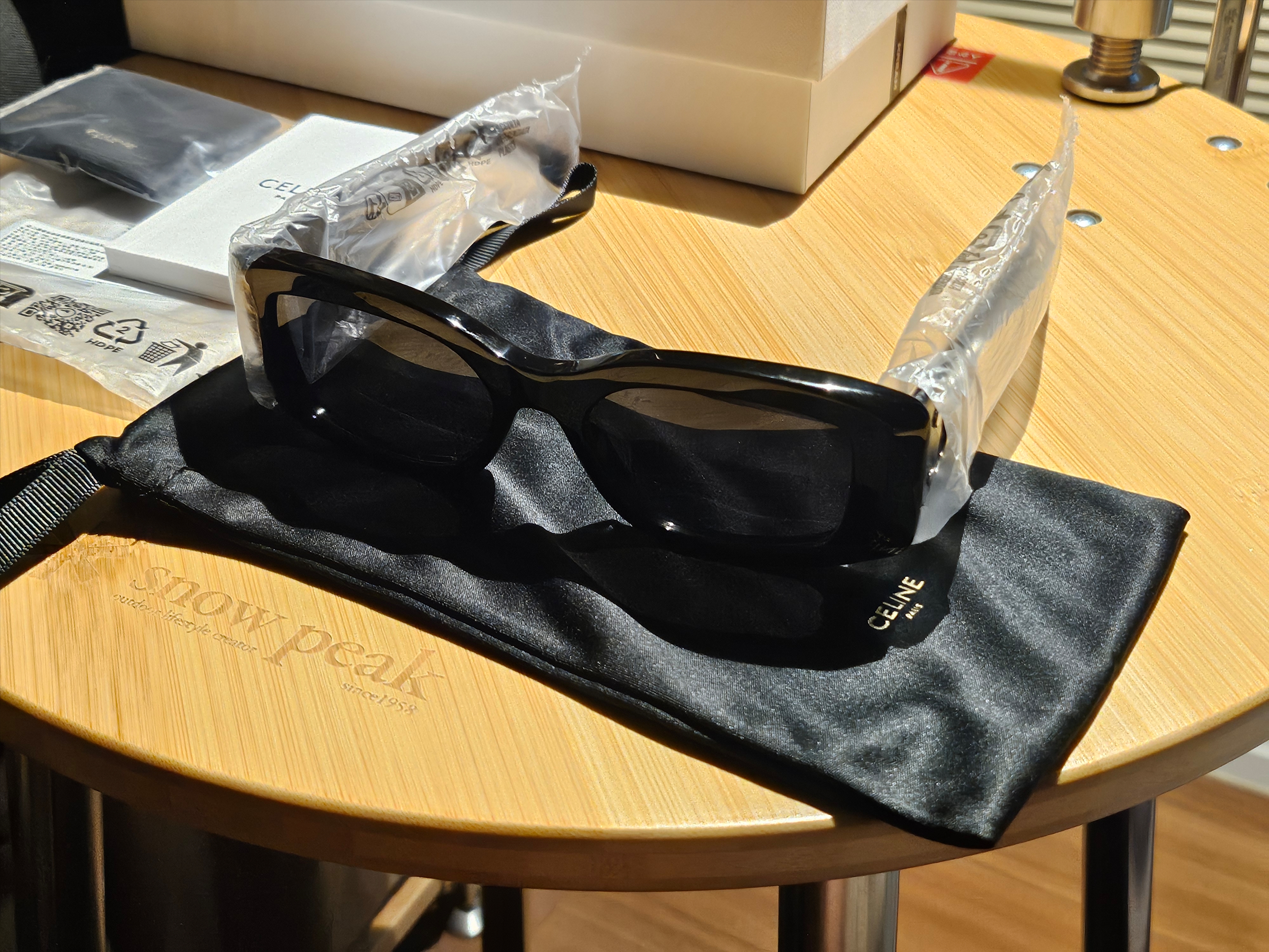 (W) Celine Triomphe XL 01 Sunglasses in Acetate Black 착용 스타일 - 3