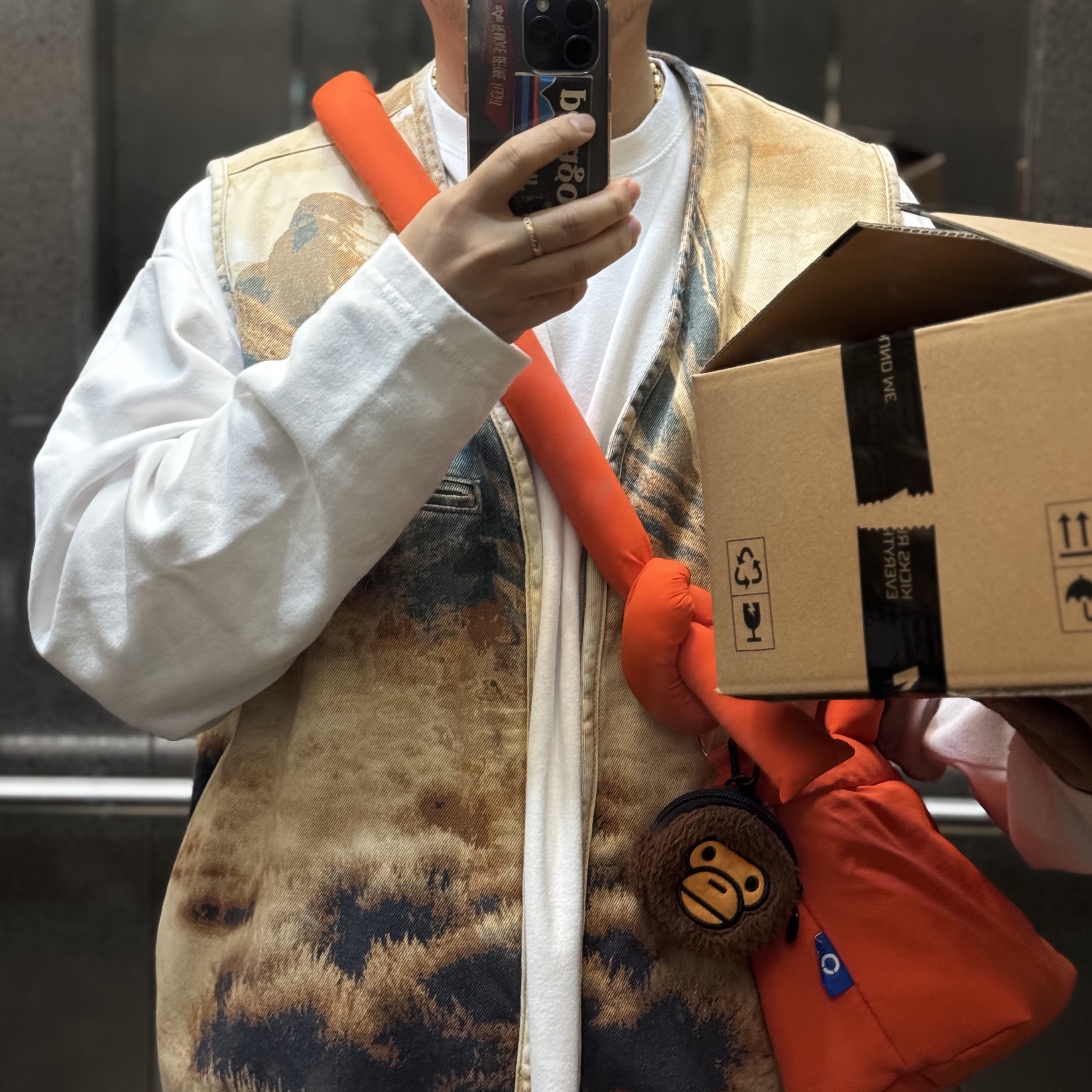 BAPE Name Tag Keyring Coffee 착용 스타일