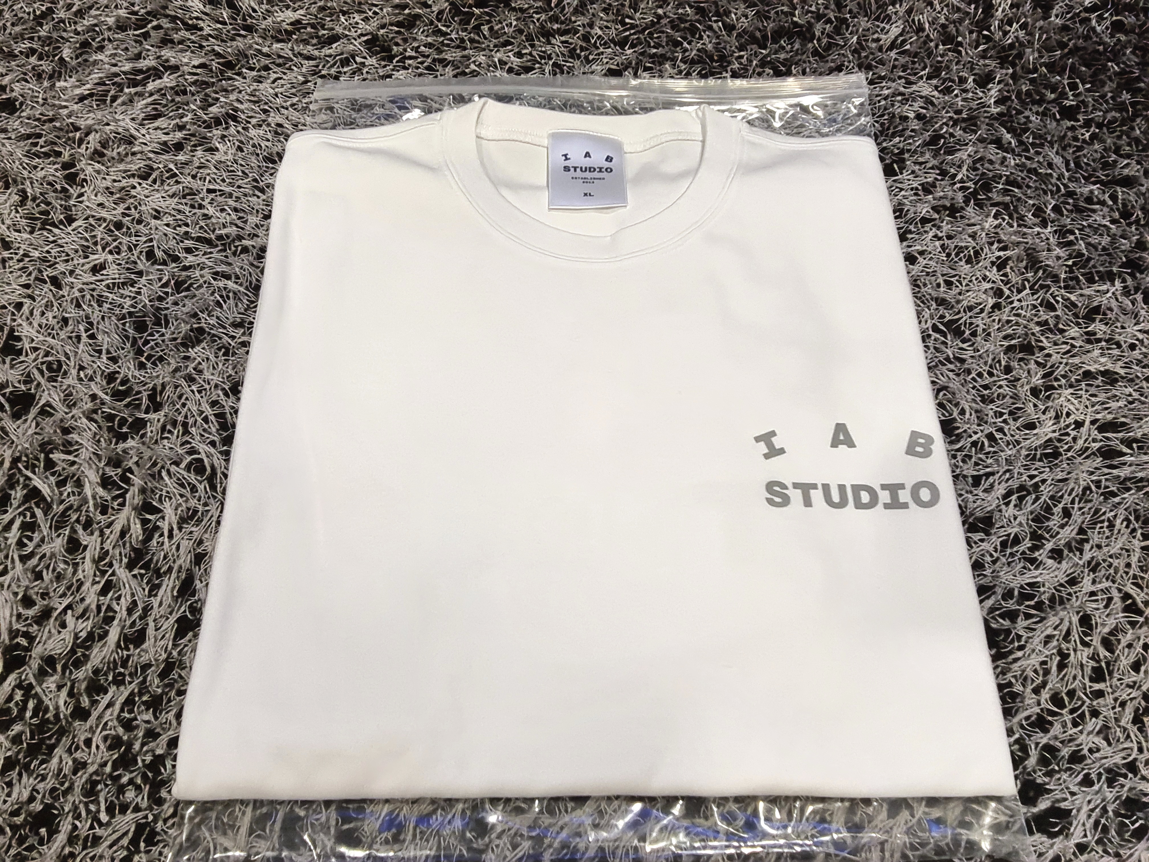 IAB Studio T-Shirt White Gray, Supreme x 40 Acres Spikes T-Shirt Light Olive - 25SS 착용 스타일 - 1