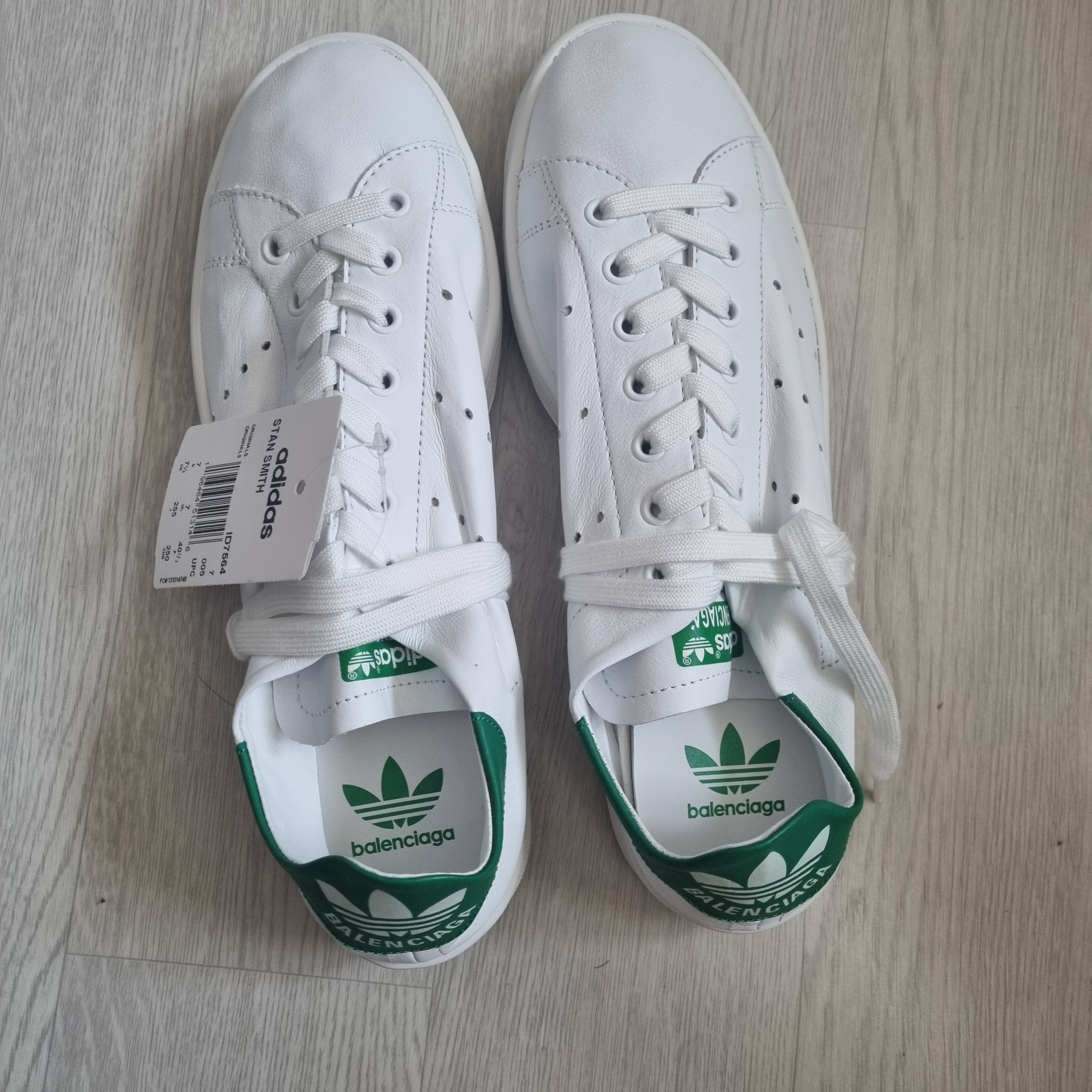 Balenciaga x Adidas Stan Smith Core White Green 착용 스타일 - 4