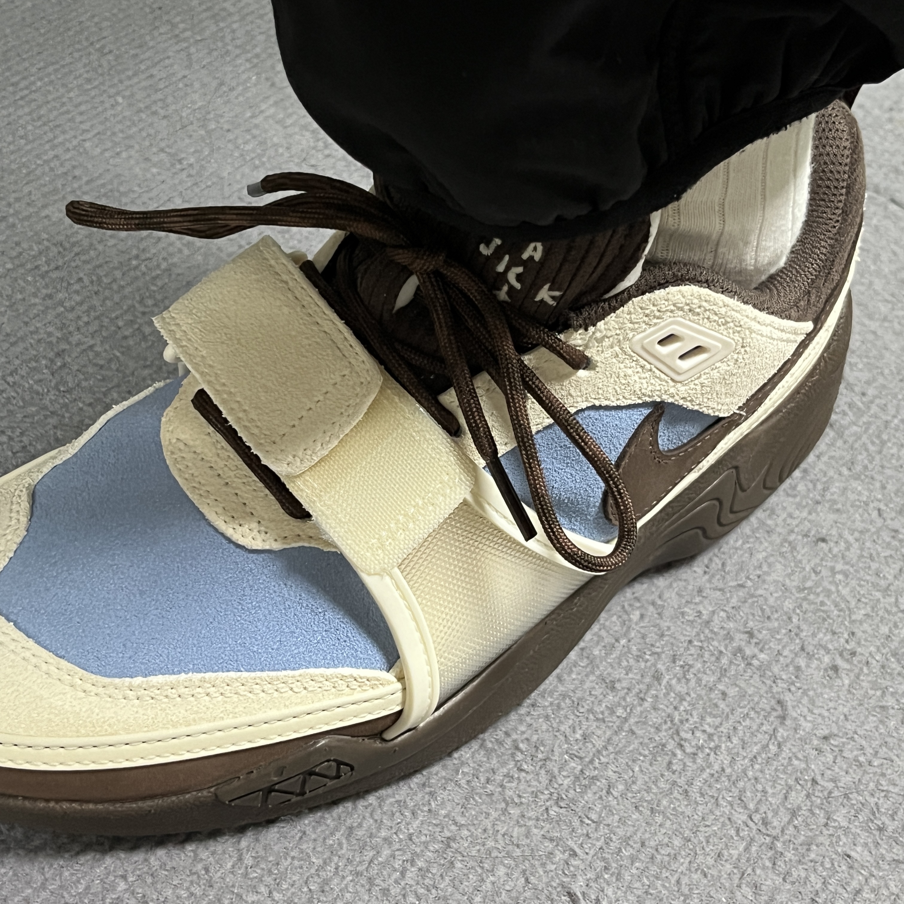 Nike x Travis Scott Zoom Field Jaxx Pale Ivory and Leche Blue 착용 스타일 - 1